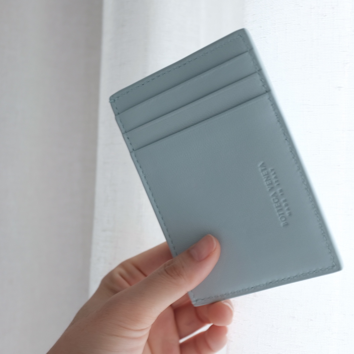 Bottega Veneta Leather Credit Card Case Teal Washed 착용 스타일 - 2