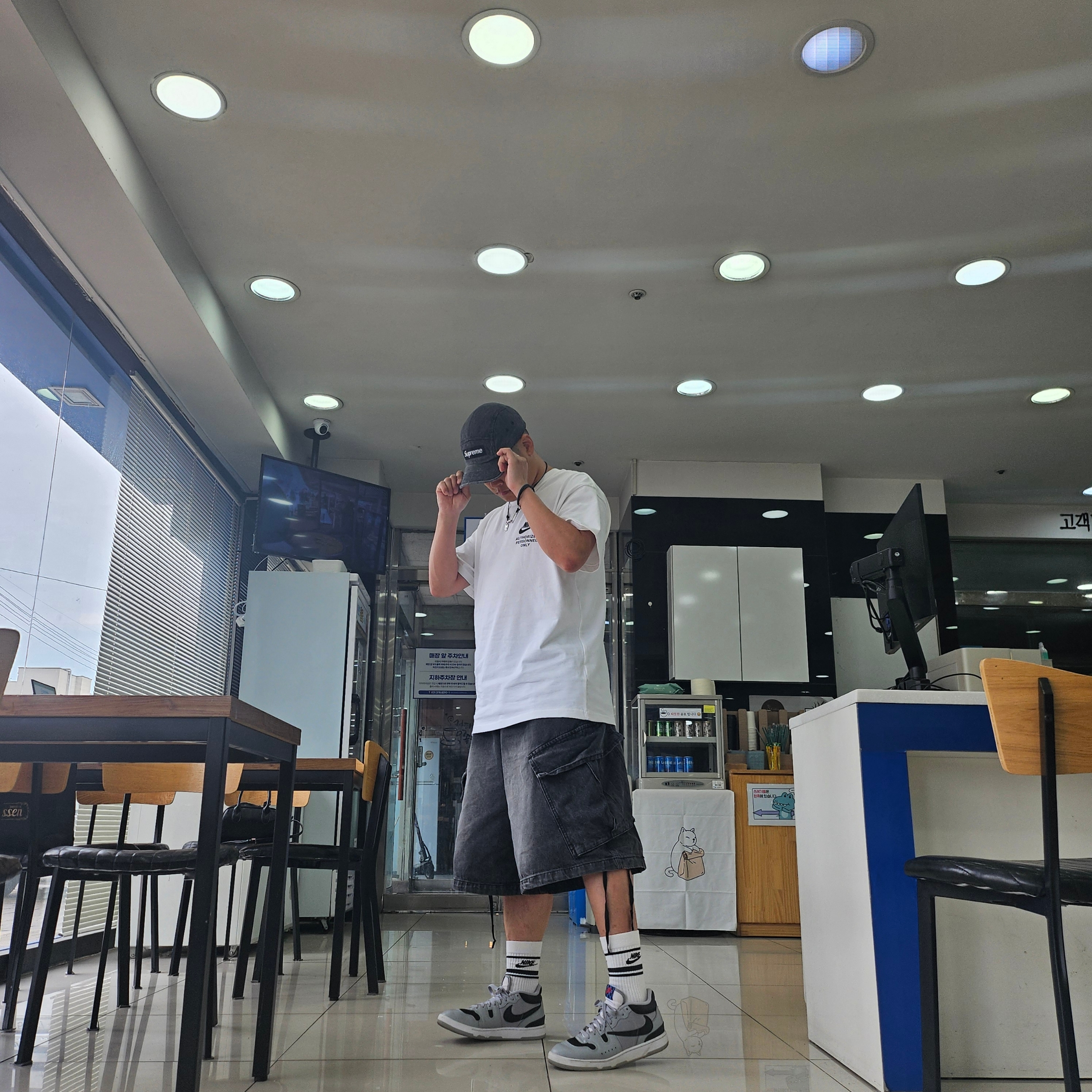 Nike NSW Authorized Personnel T-Shirt White - Asia, Supreme Denim Camp Cap Washed Black - 22FW 착용 스타일 - 1