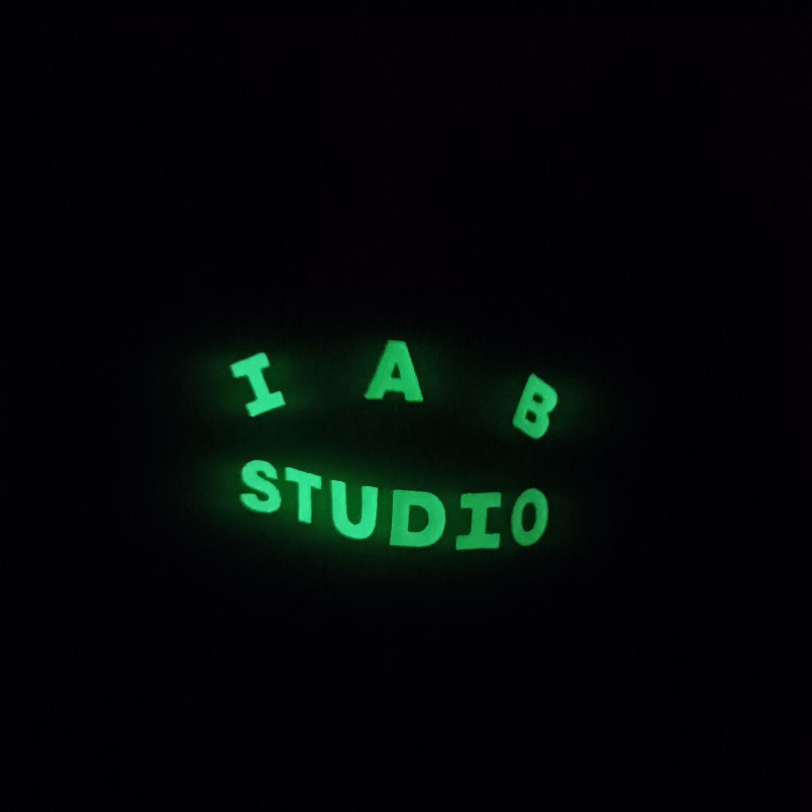 IAB Studio Black Glow T-Shirt 착용 스타일