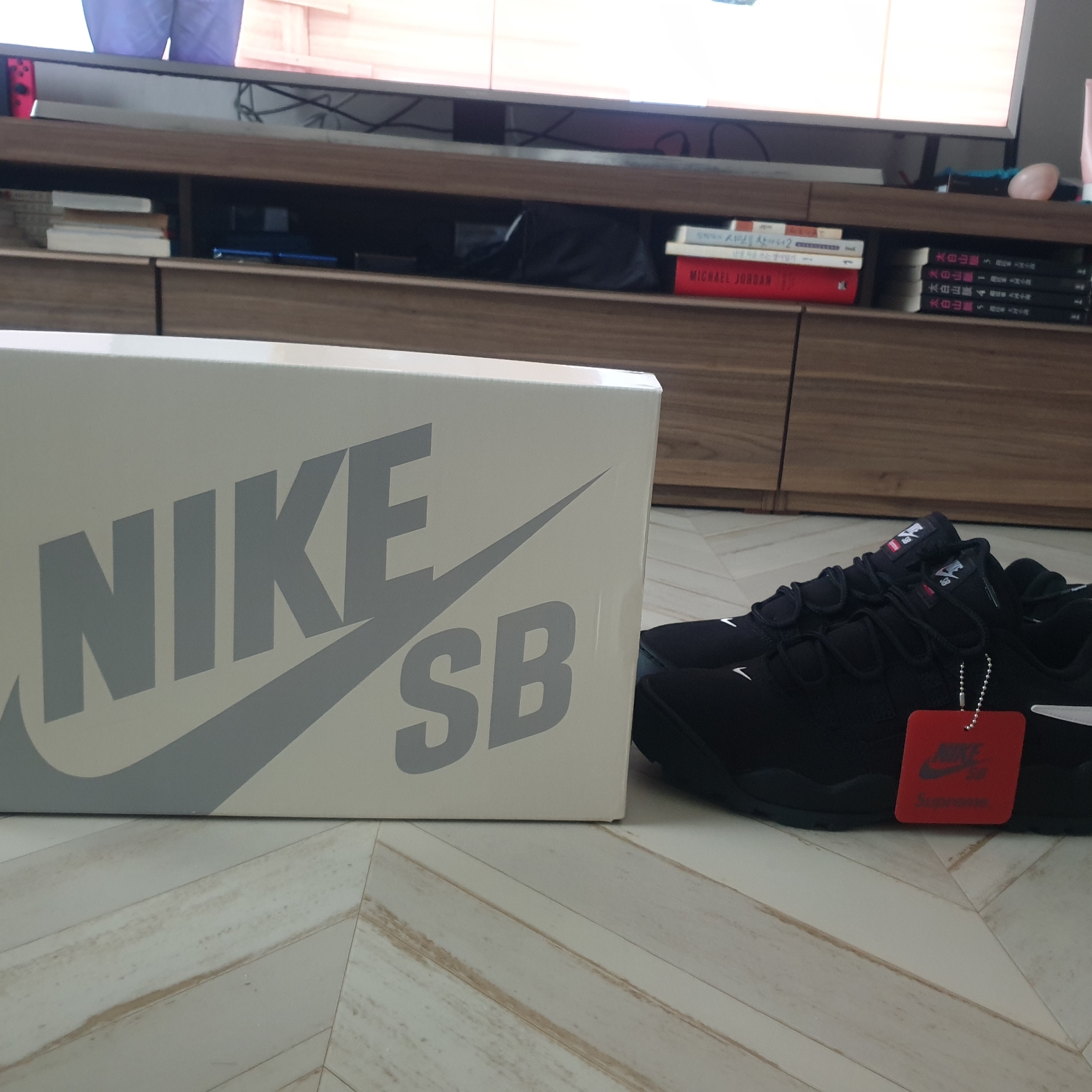 Nike x Supreme SB Darwin Low Black 착용 스타일 - 1