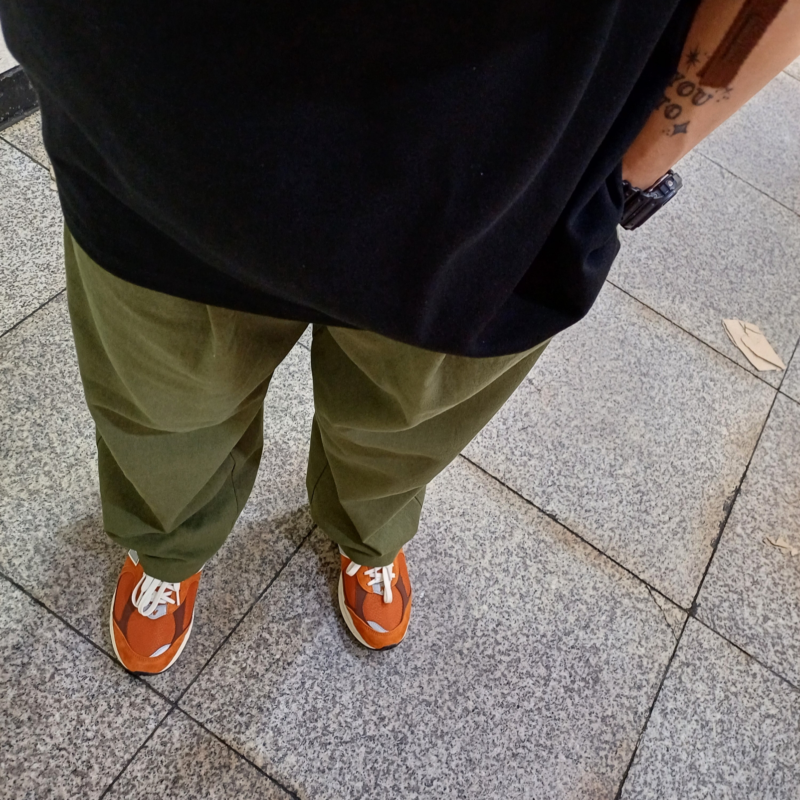 New Balance 2002R Rust Oxide 착용 스타일 - 1
