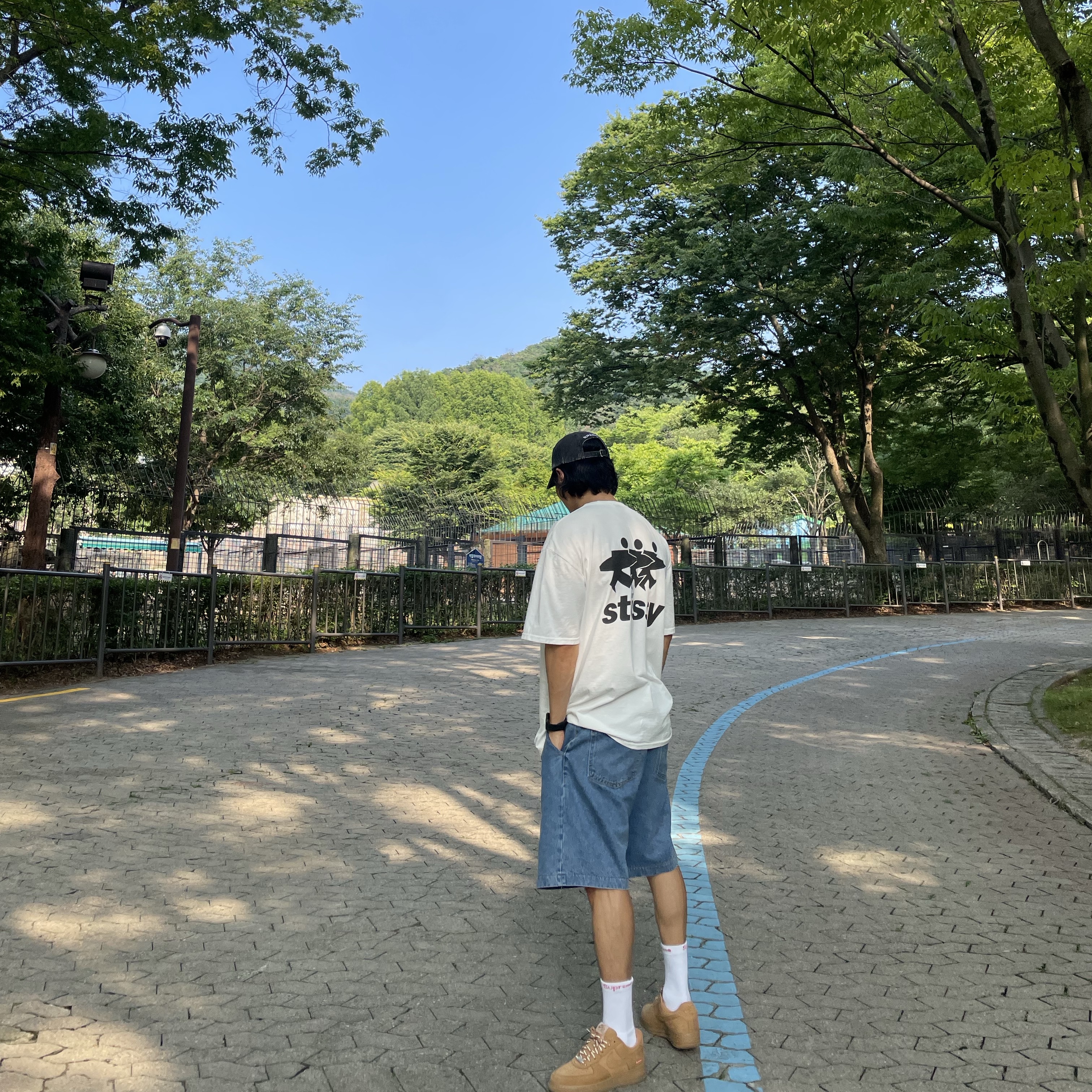 Stussy Surfwalk Pigment Dyed T-Shirt Natural, Supreme Pigment Canvas S Logo 6-Panel Black - 23SS 착용 스타일 - 4