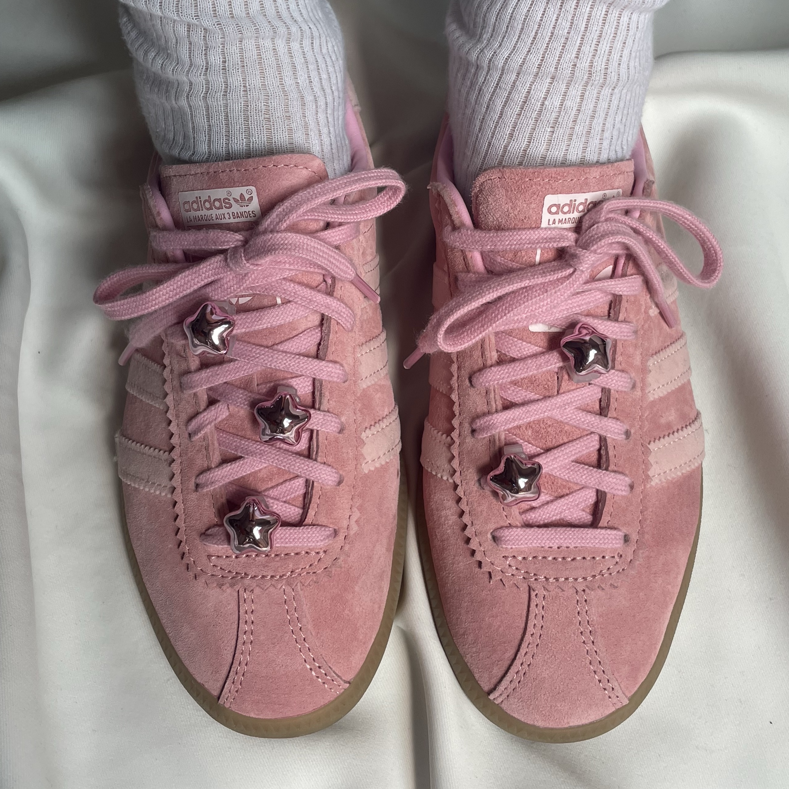 Adidas Bermuda Glow Pink 착용 스타일 - 2
