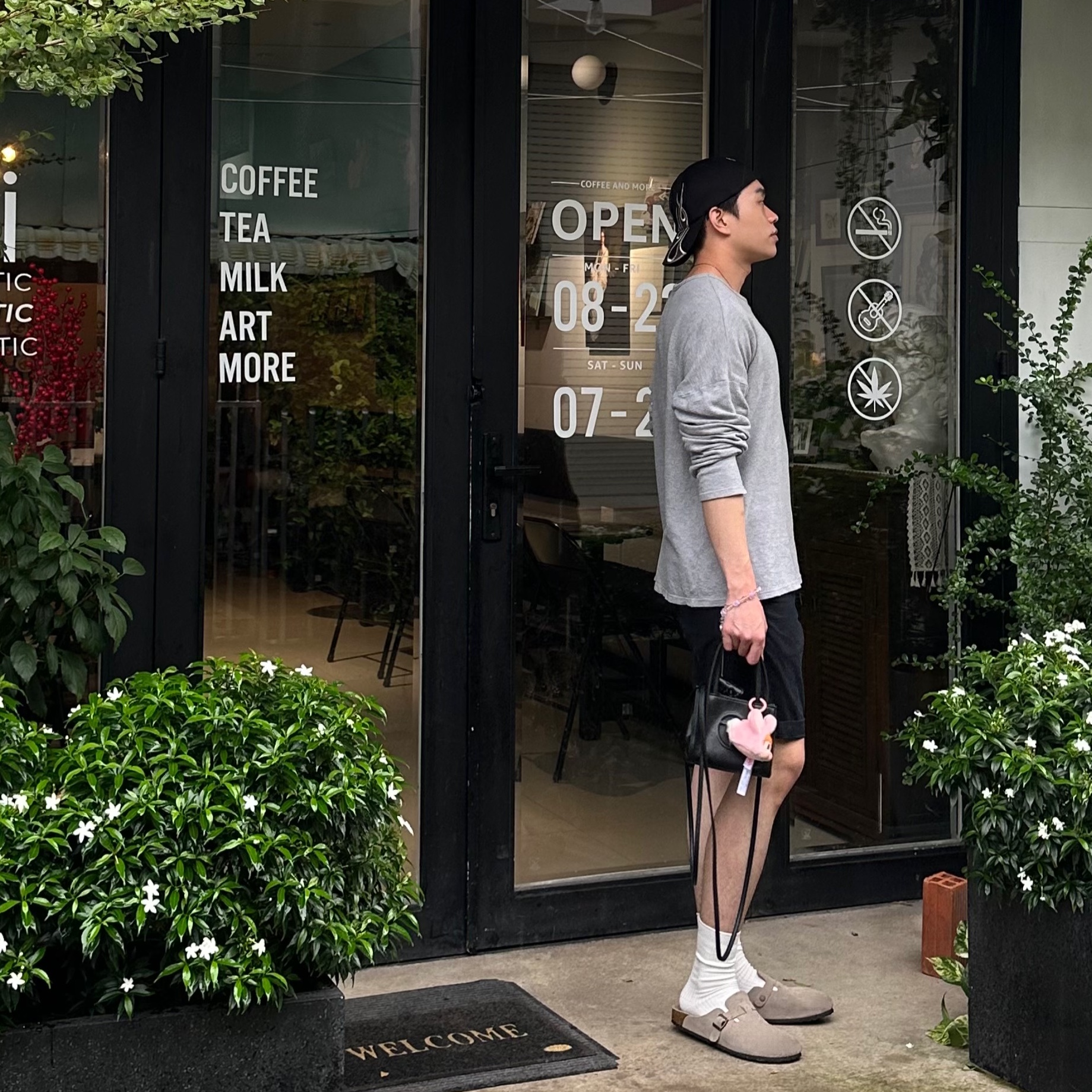 Yeezy Gap Engineered By Balenciaga Flame Cap Black, Telfar Small Shopping Bag Black 착용 스타일