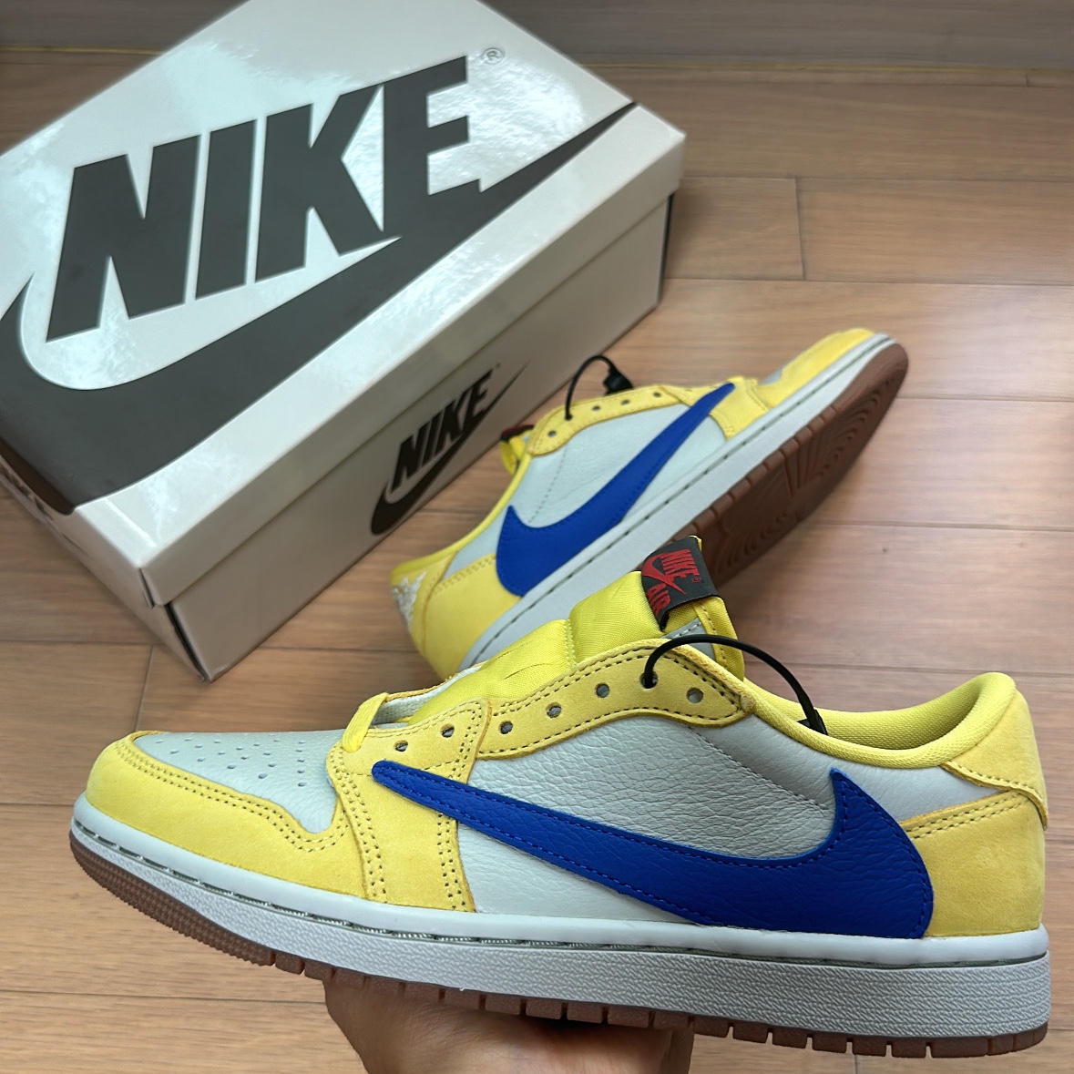 (W) Jordan 1 x Travis Scott Retro Low OG SP Canary 착용 스타일 - 1