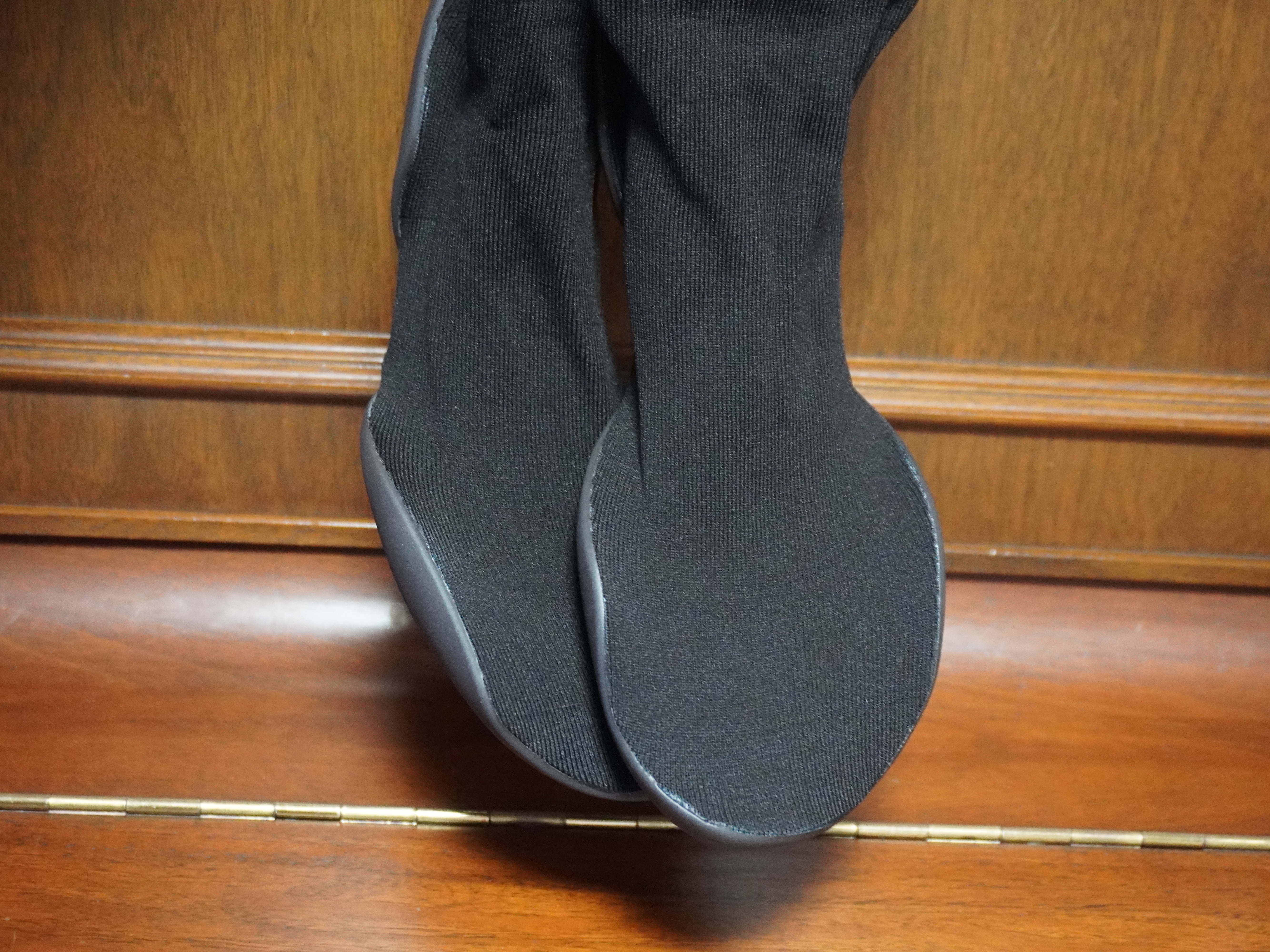 Yeezy YZY Pods Black 착용 스타일 - 5