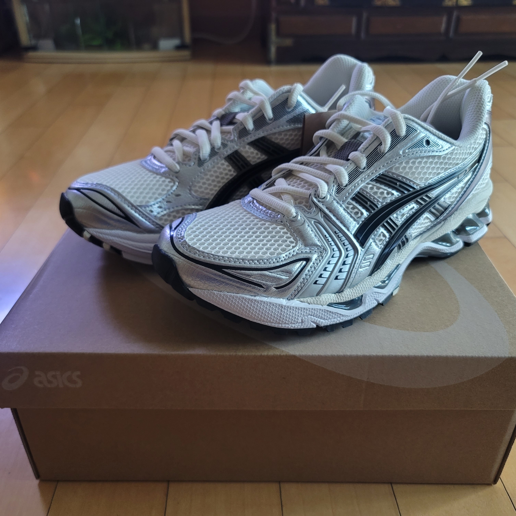 Asics Gel-Kayano 14 Cream Black 착용 스타일 - 2