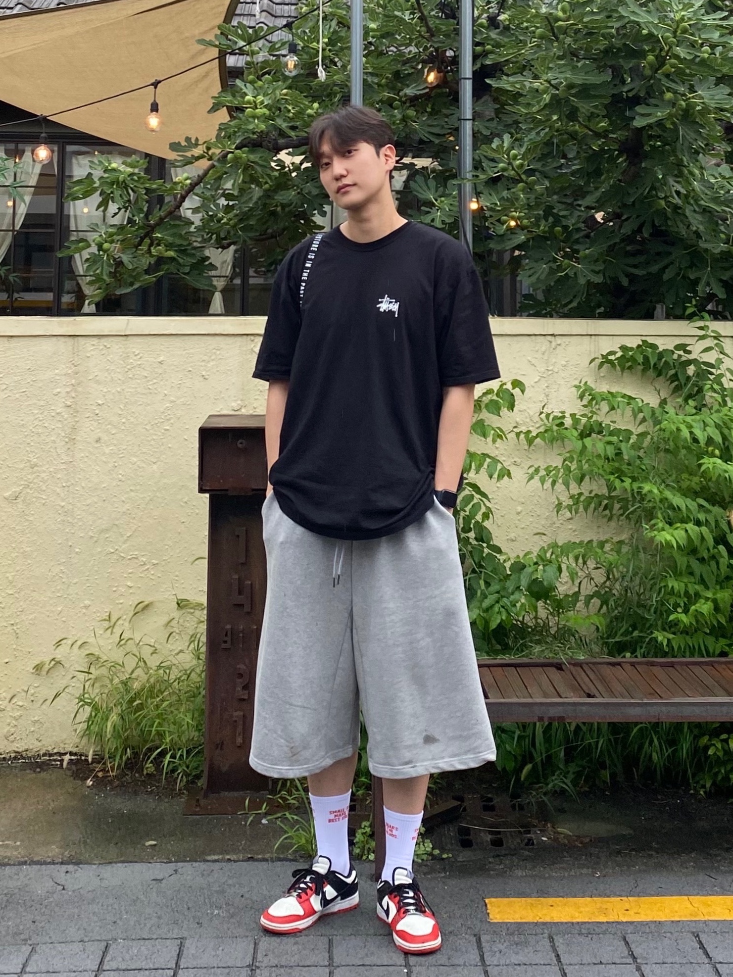 Stussy Melted T-Shirt Black, Nike x NBA Dunk Low Retro EMB Black and Chile Red 착용 스타일 - 2