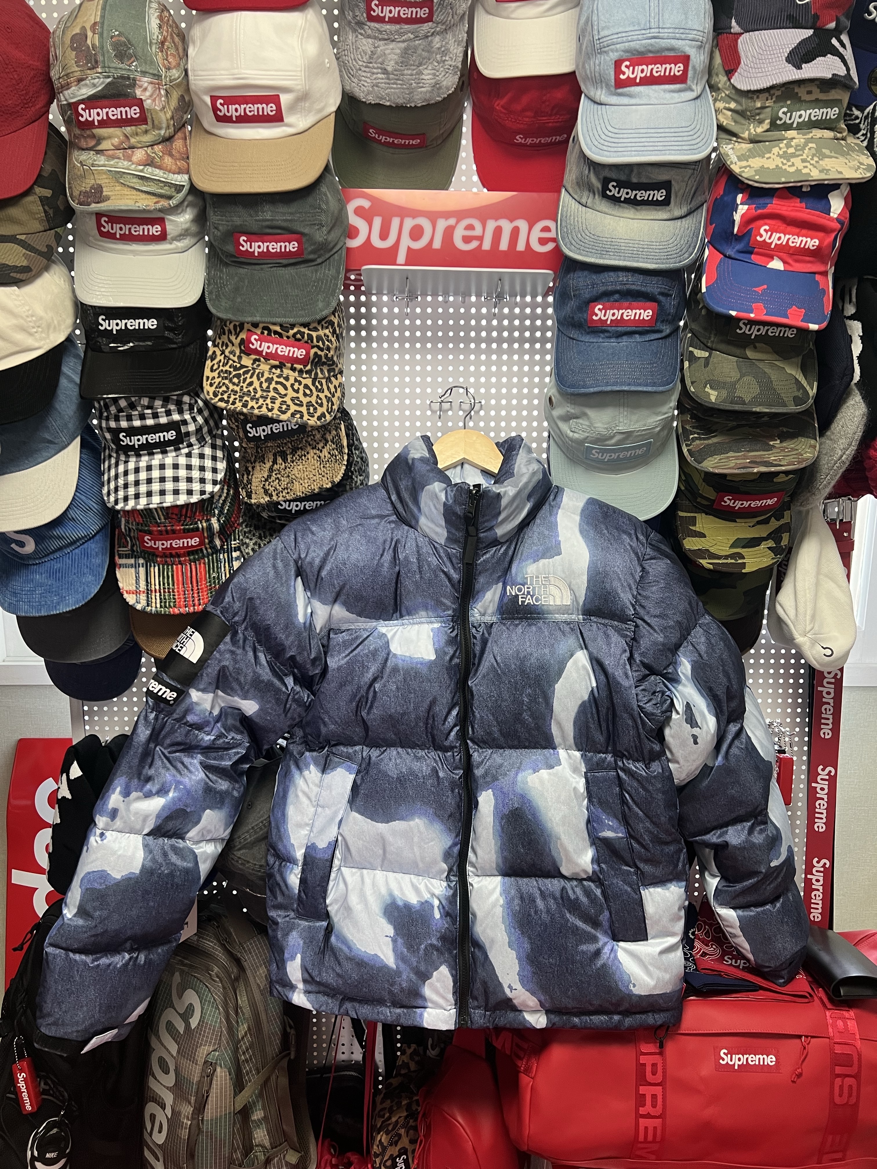 Supreme x The North Face Bleached Denim Print Nuptse Jacket Indigo - 21FW 착용 스타일 - 1