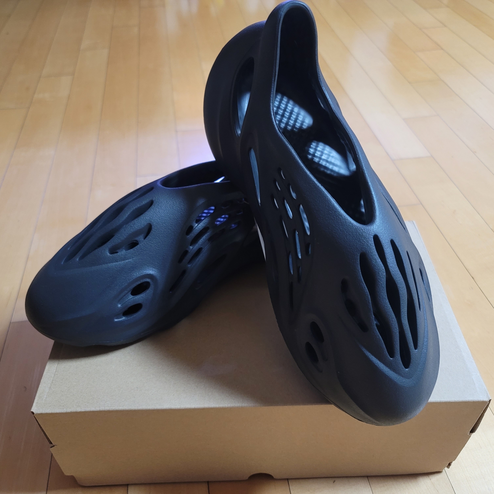 Adidas Yeezy Foam RNNR Onyx 착용 스타일 - 1