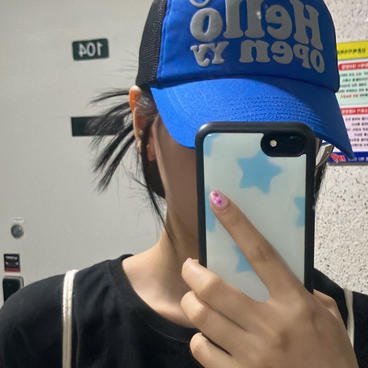 Open Yy x Hello Kitty Hello Trucker Cap Blue 착용 스타일 - 2
