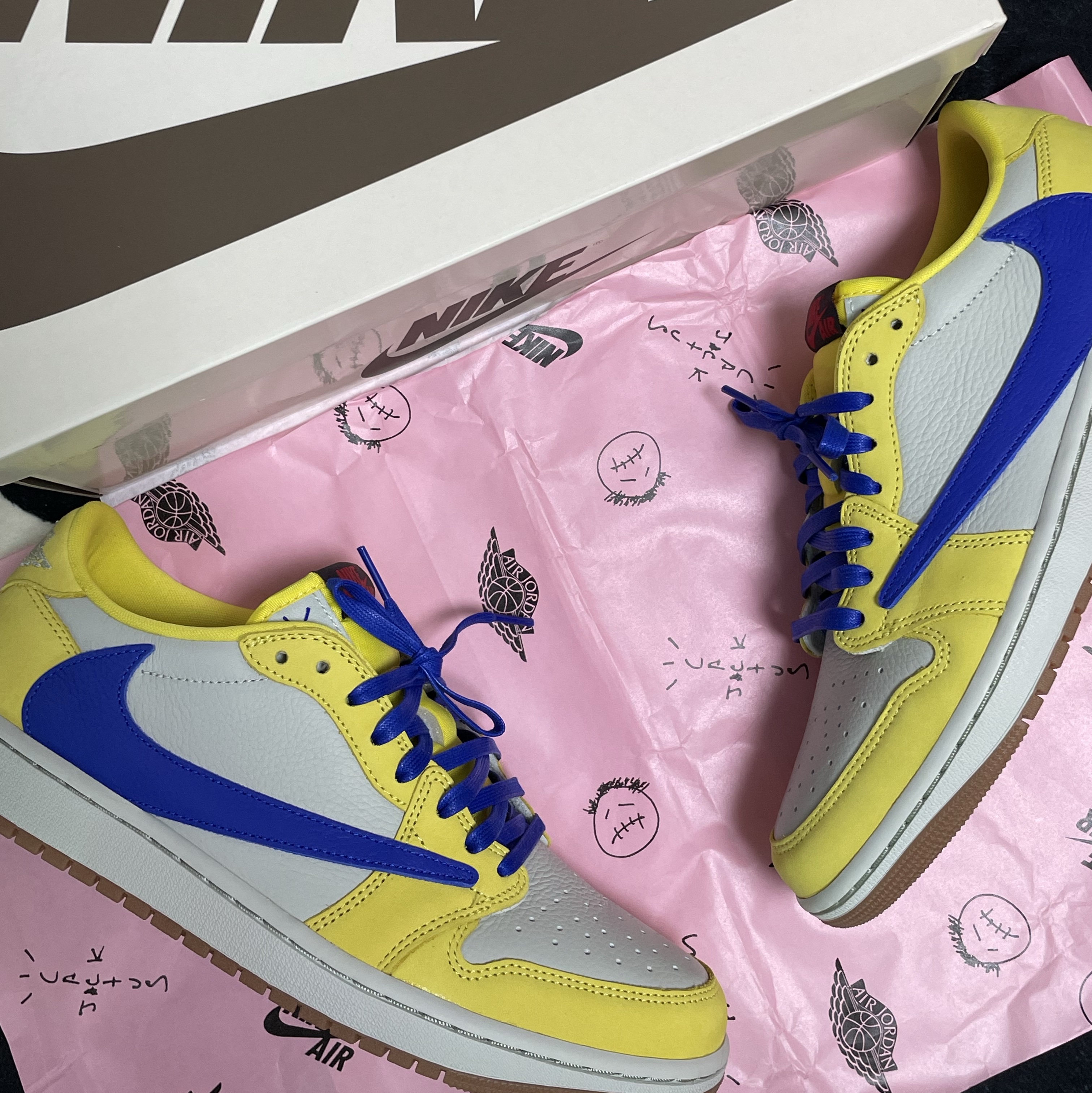 (W) Jordan 1 x Travis Scott Retro Low OG SP Canary 착용 스타일 - 1