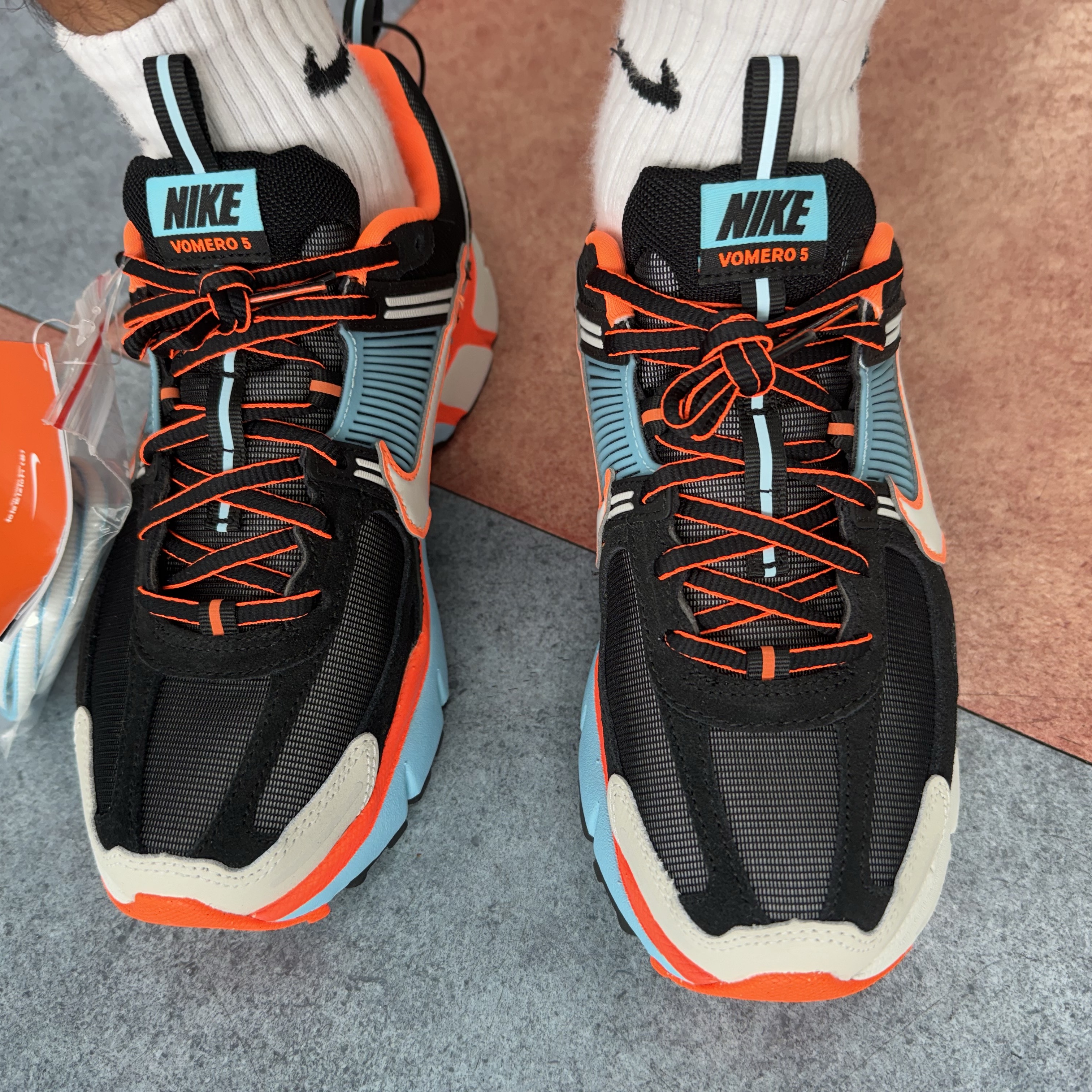 (W) Nike Zoom Vomero 5 Black Blue Gaze 착용 스타일 - 2