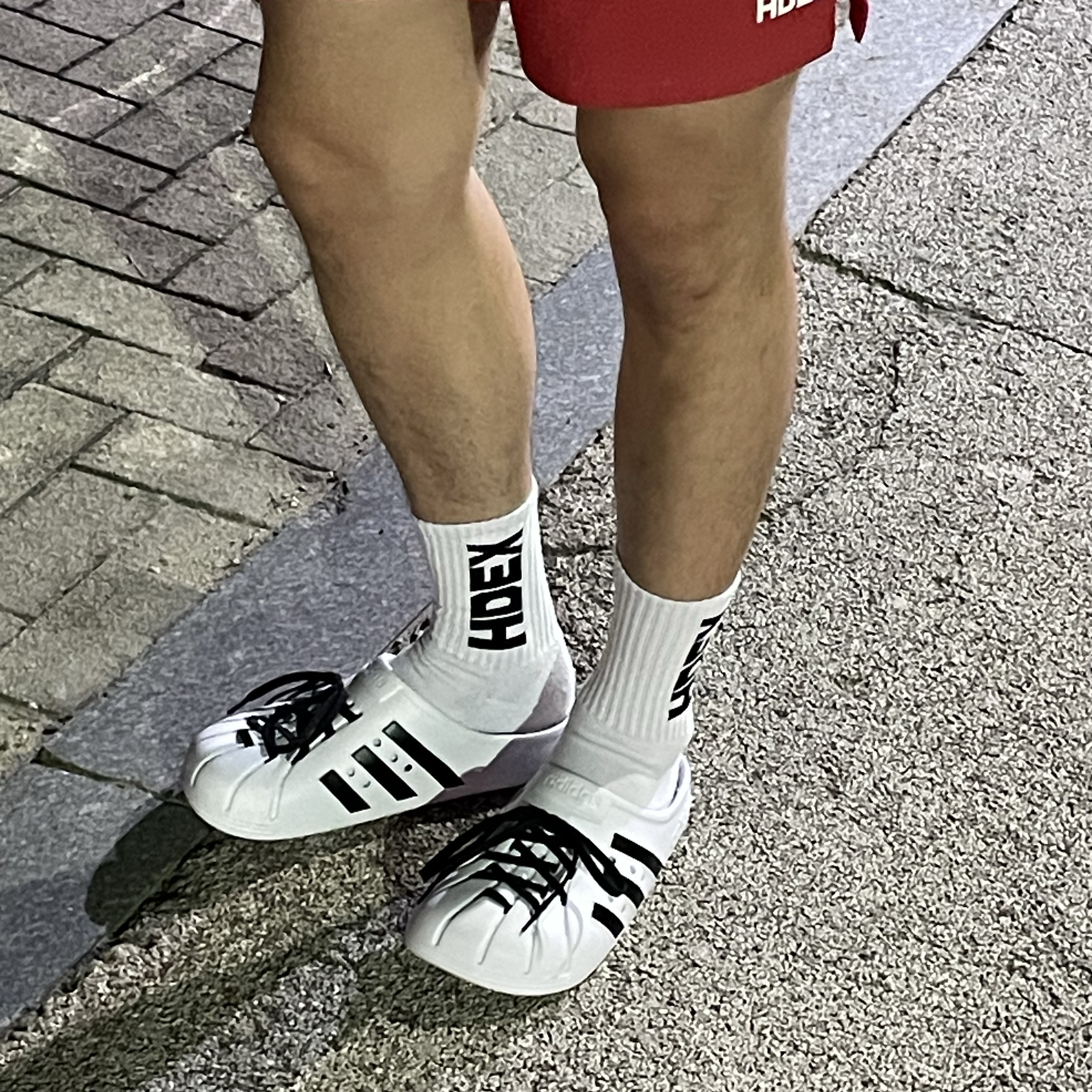 Adidas Adilette Clog White Black 착용 스타일 - 1