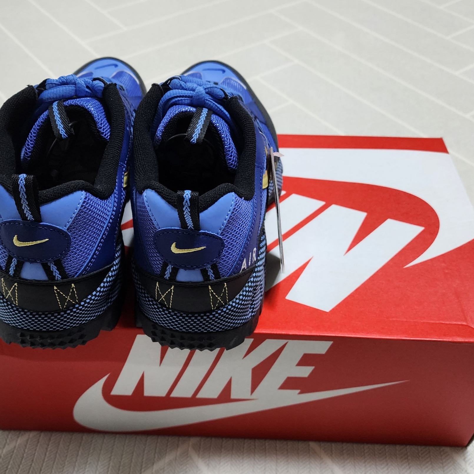 Nike Air Humara Deep Royal Blue and Light Ultramarine 착용 스타일 - 4