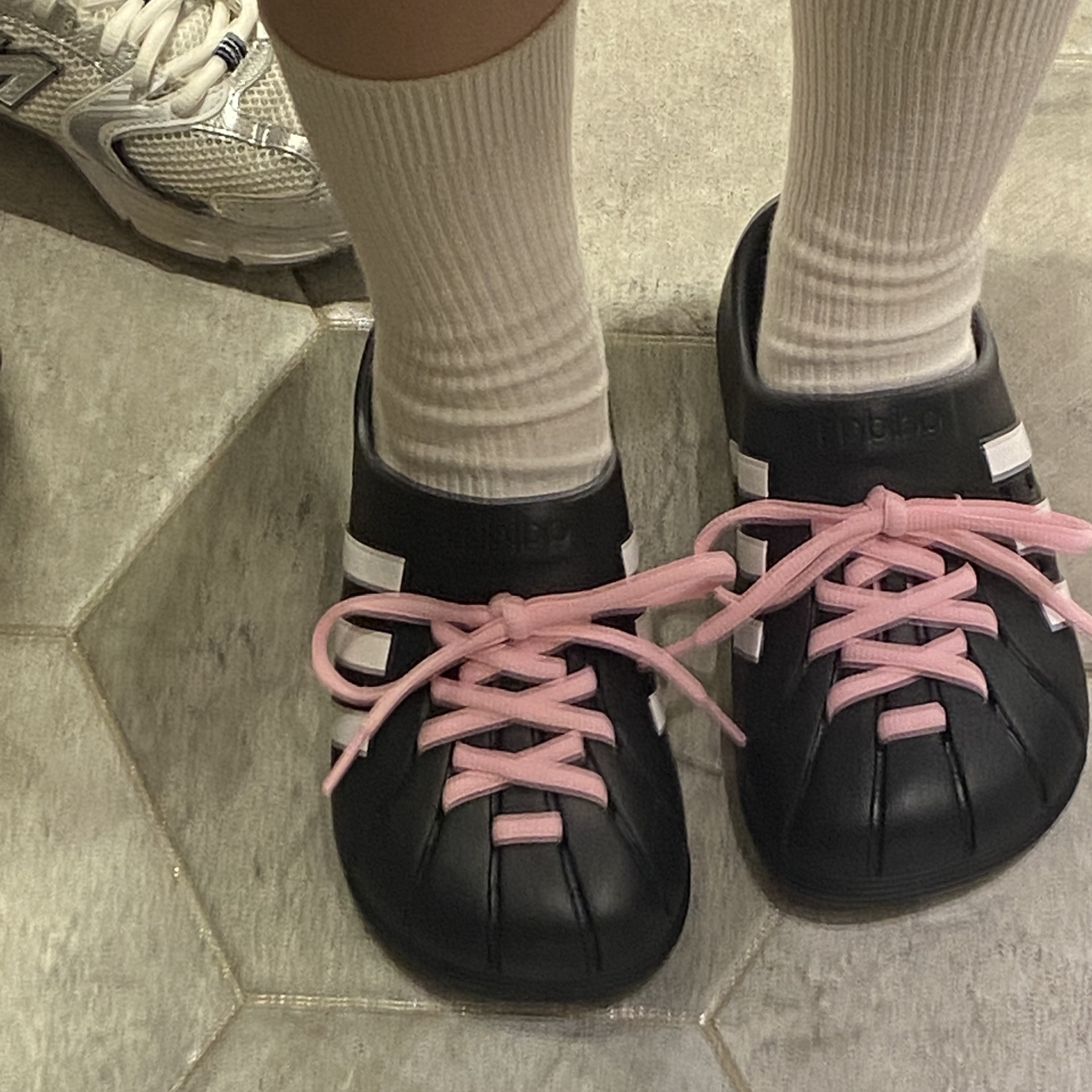 Adidas Adilette Clog Black White 착용 스타일