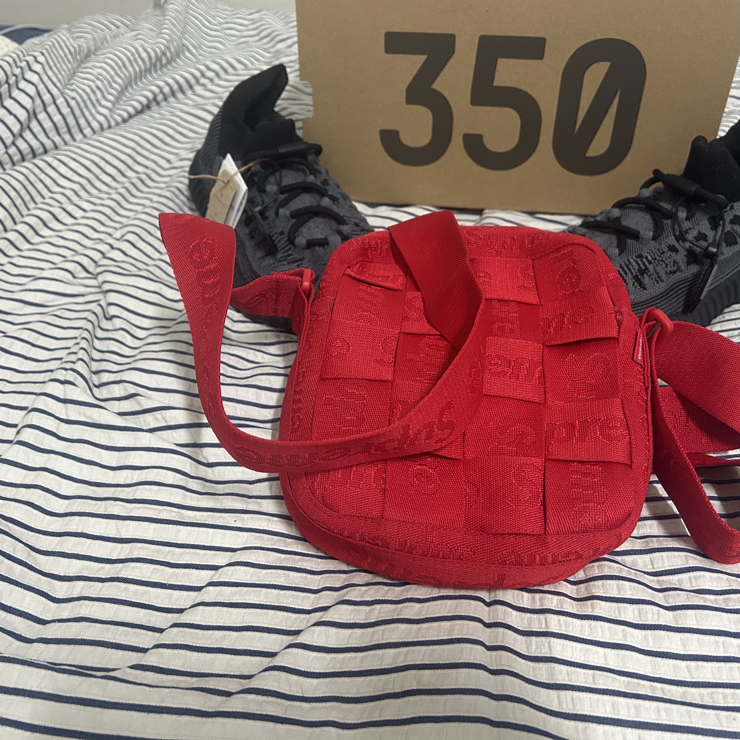 Supreme Woven Shoulder Bag Red - 23SS, Adidas Yeezy Boost 350 V2 Onyx 착용 스타일 - 1