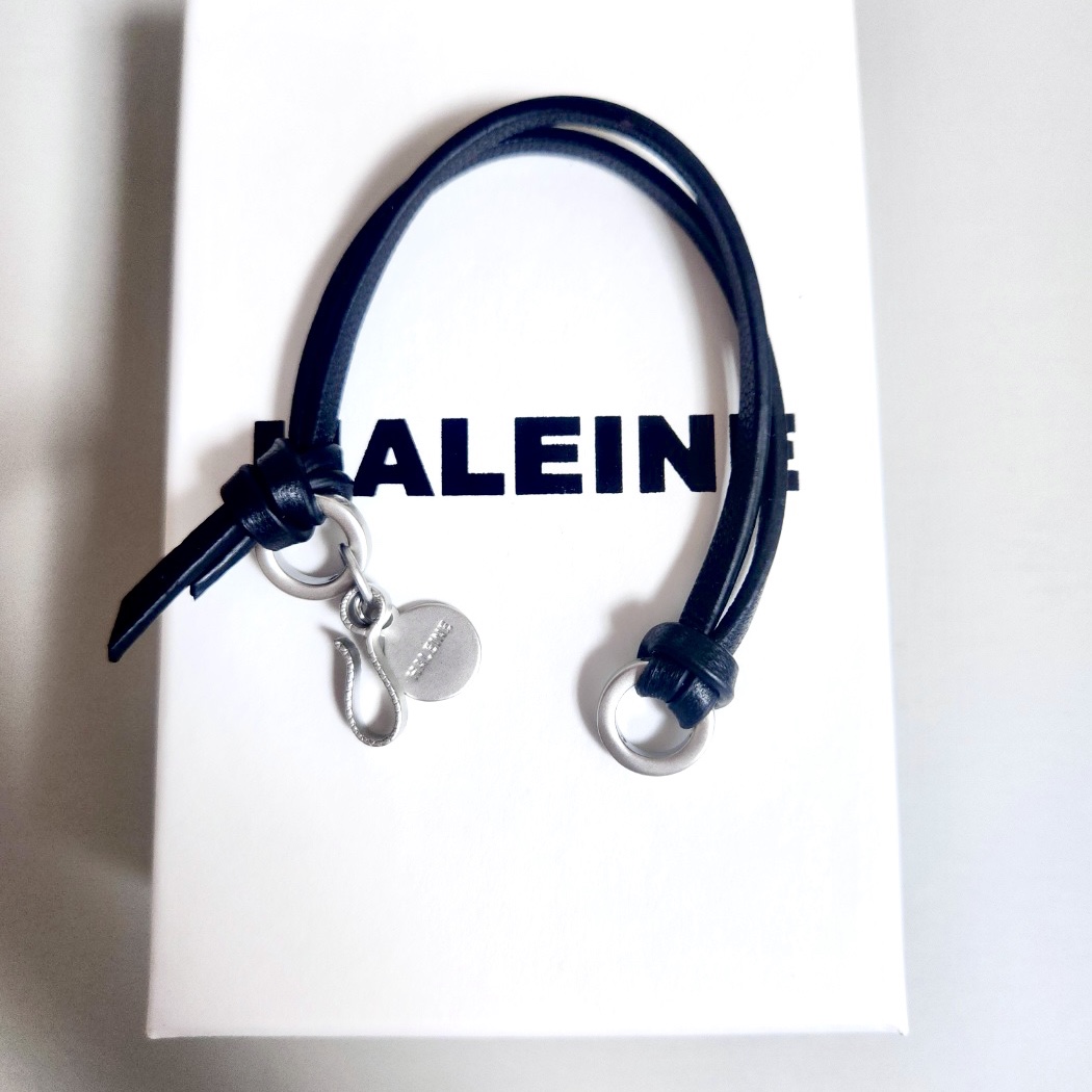 Haleine Leather Metal Mix Bracelet Black 착용 스타일 - 1