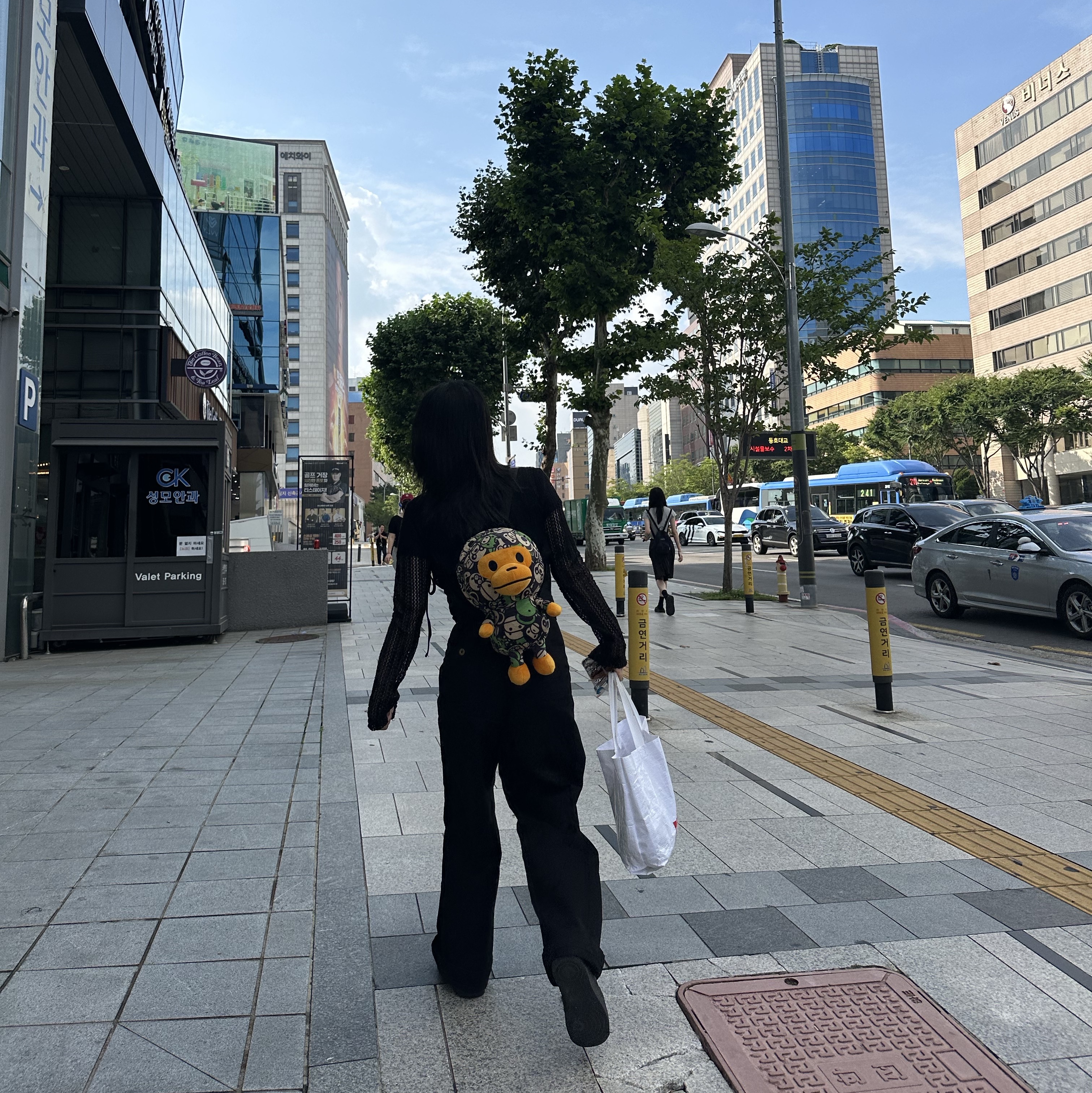 (W) Nike Air Force 1 '07 Low Triple Black, BAPE Baby Milo Plush Backpack Green 착용 스타일 - 3