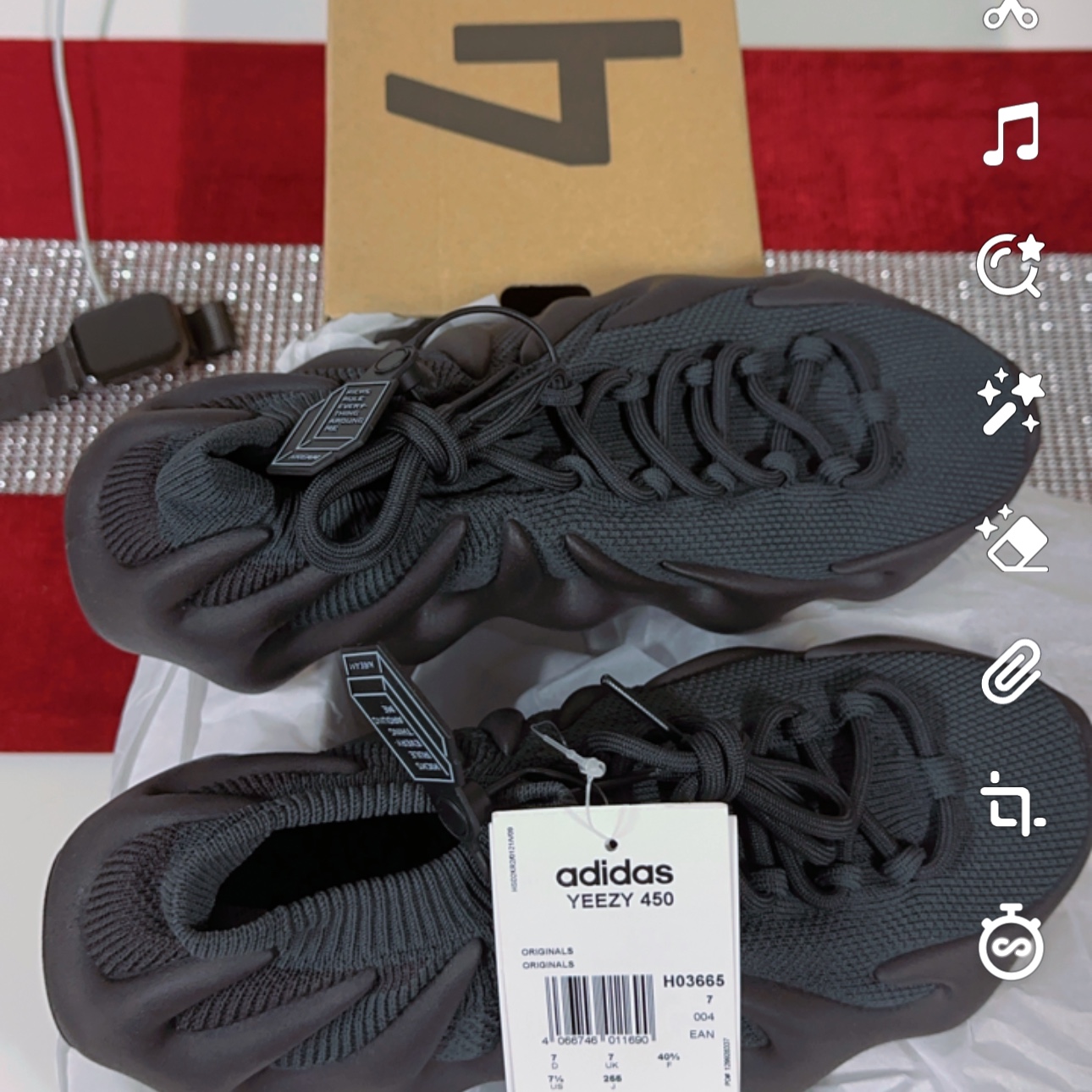 Adidas Yeezy 450 Utility Black 착용 스타일 - 3