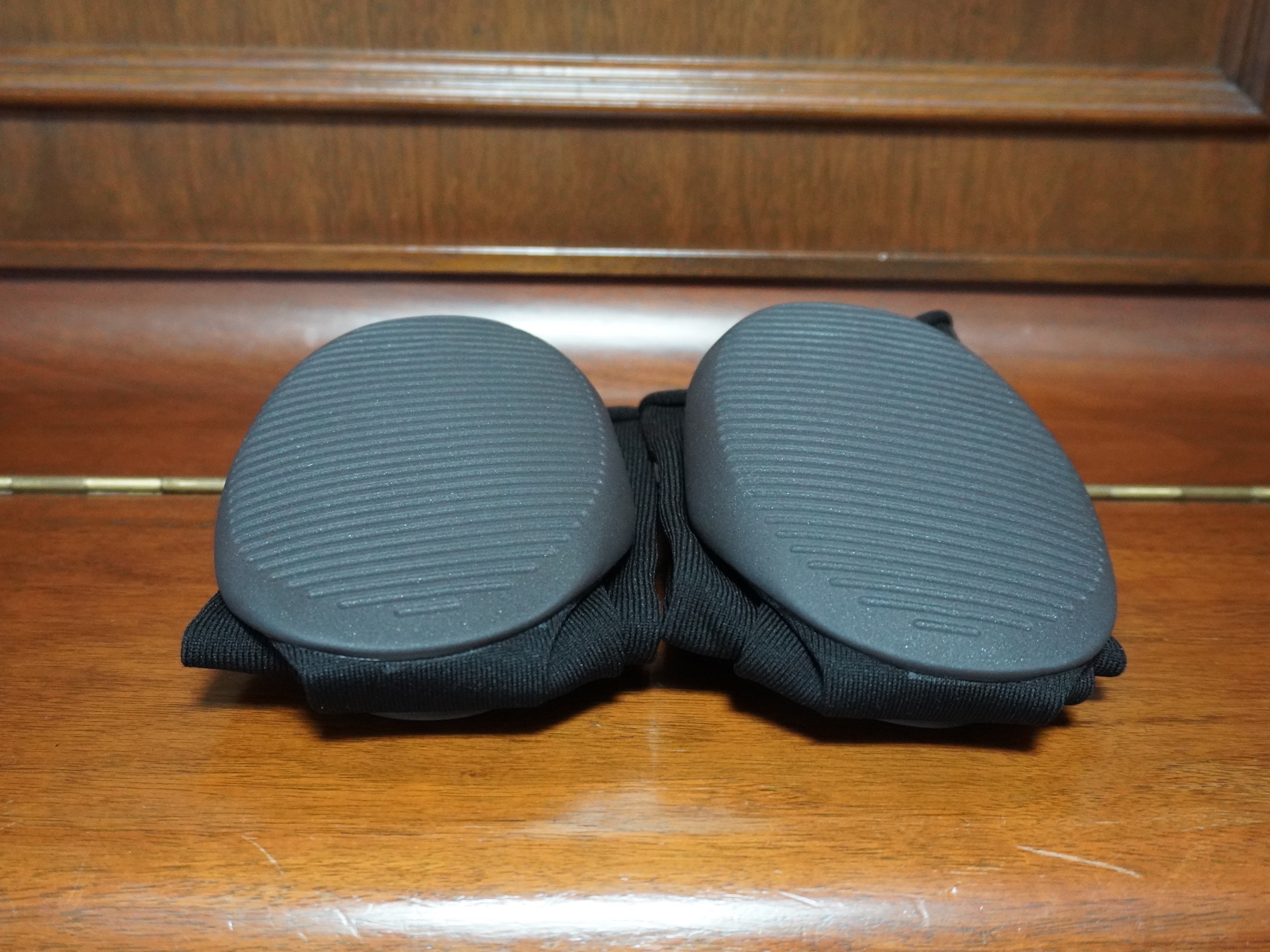 Yeezy YZY Pods Black 착용 스타일 - 2