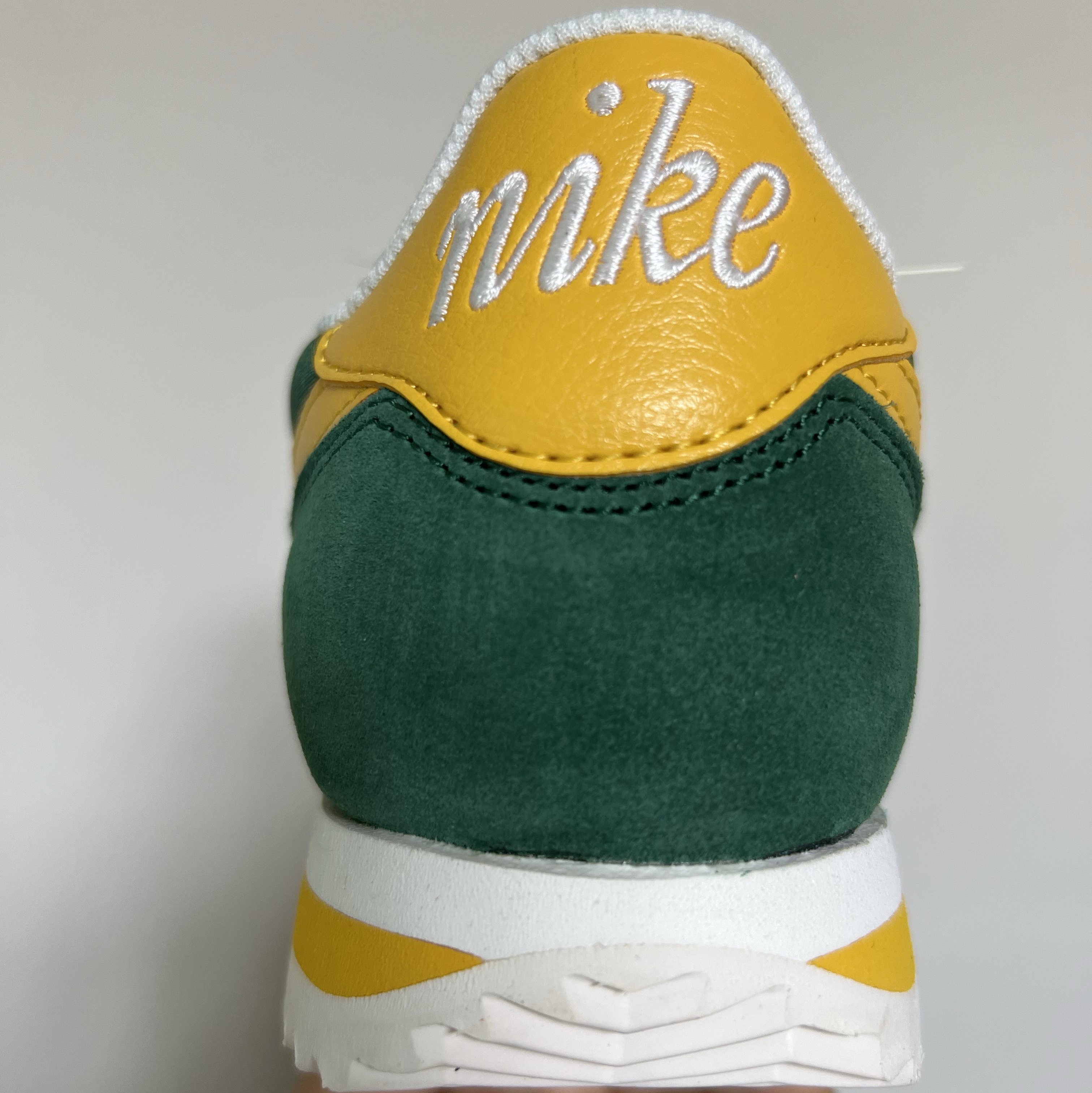Nike Cortez Textile Gorge Green and Yellow Ochre 착용 스타일 - 3