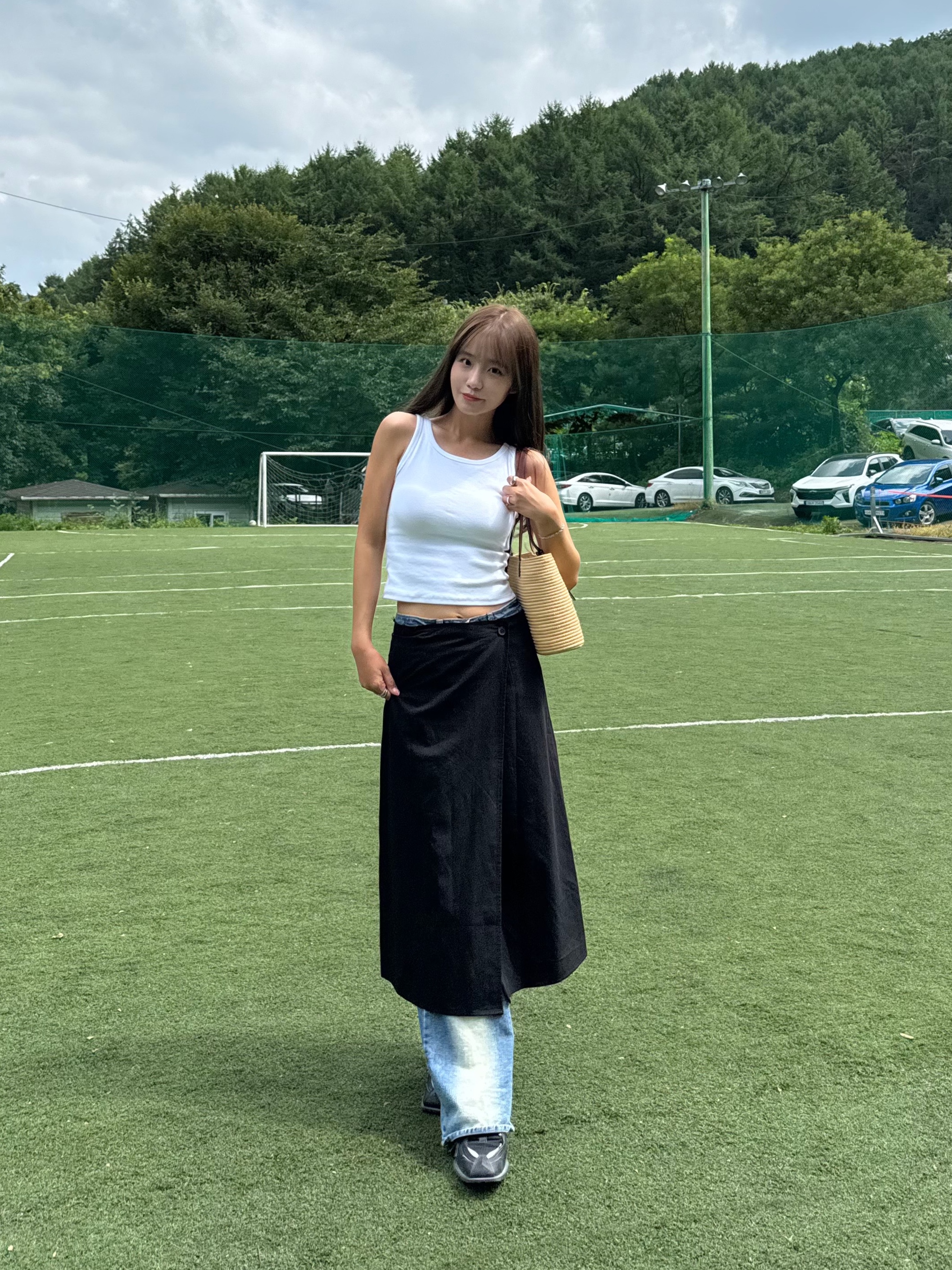 Loewe Small Square Basket Bag in Raffia and Calfskin Natural Pecan, Nike x Martine Rose Shox MR4 Black 착용 스타일 - 2
