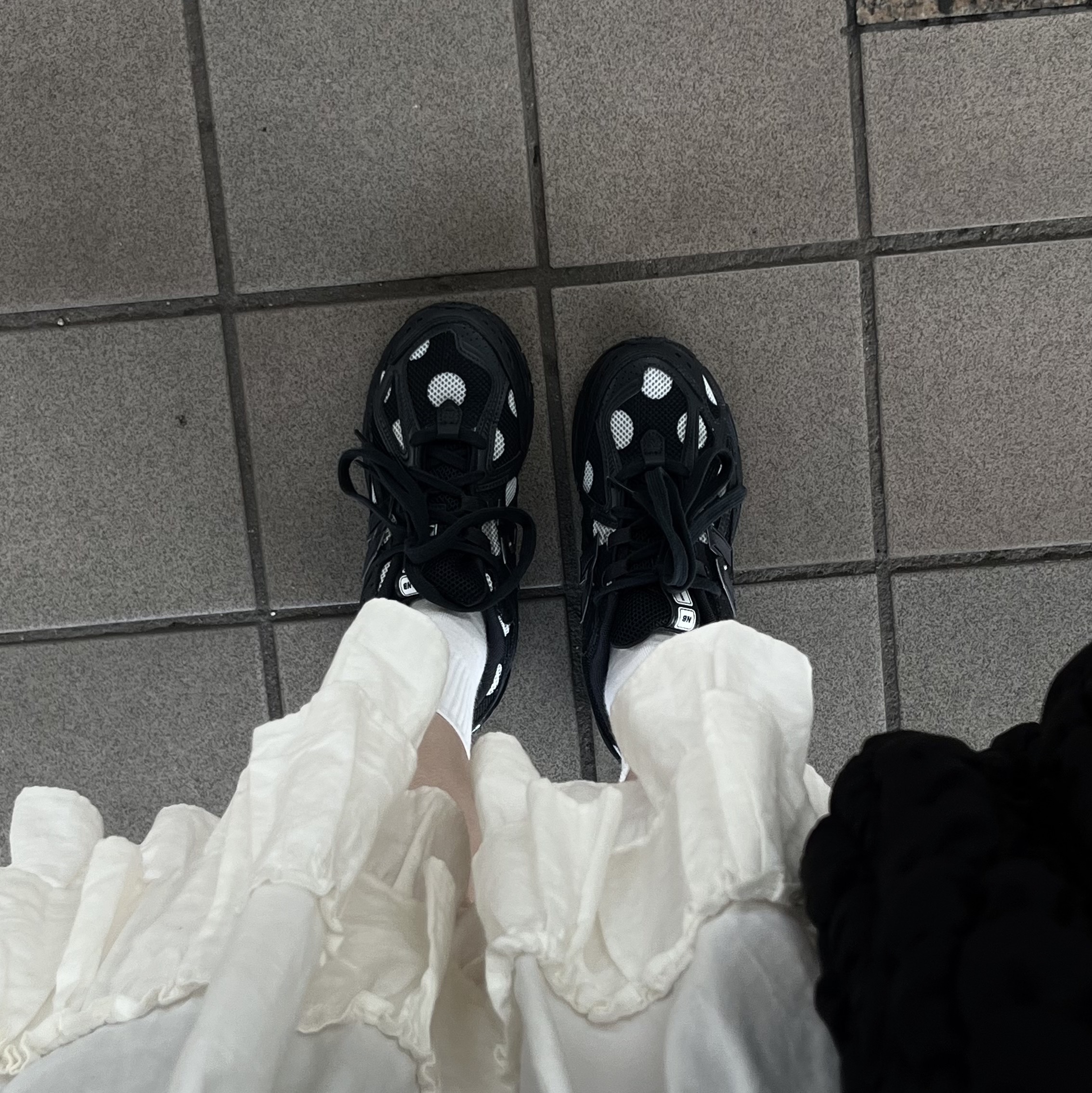 New Balance 1906R Polka Dot Black 착용 스타일