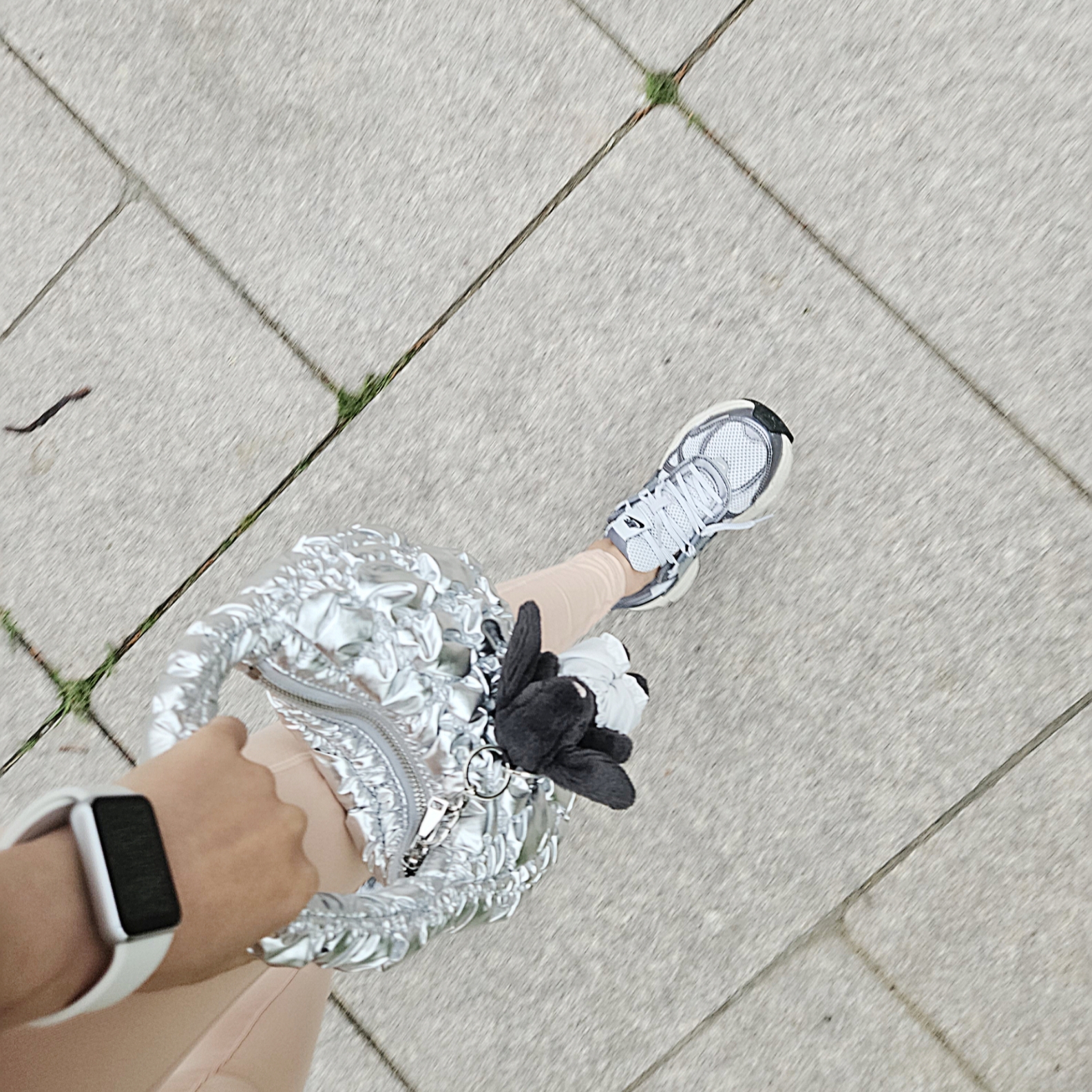 Jellycat Bashful Bunny Bag Charm Ink, Nike V2K Run Pure Platinum Wolf Grey 착용 스타일 - 3
