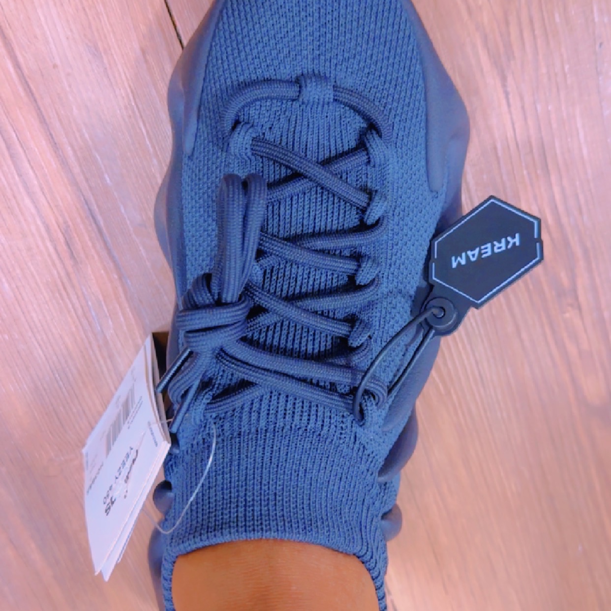 Adidas Yeezy 450 Utility Black 착용 스타일 - 4
