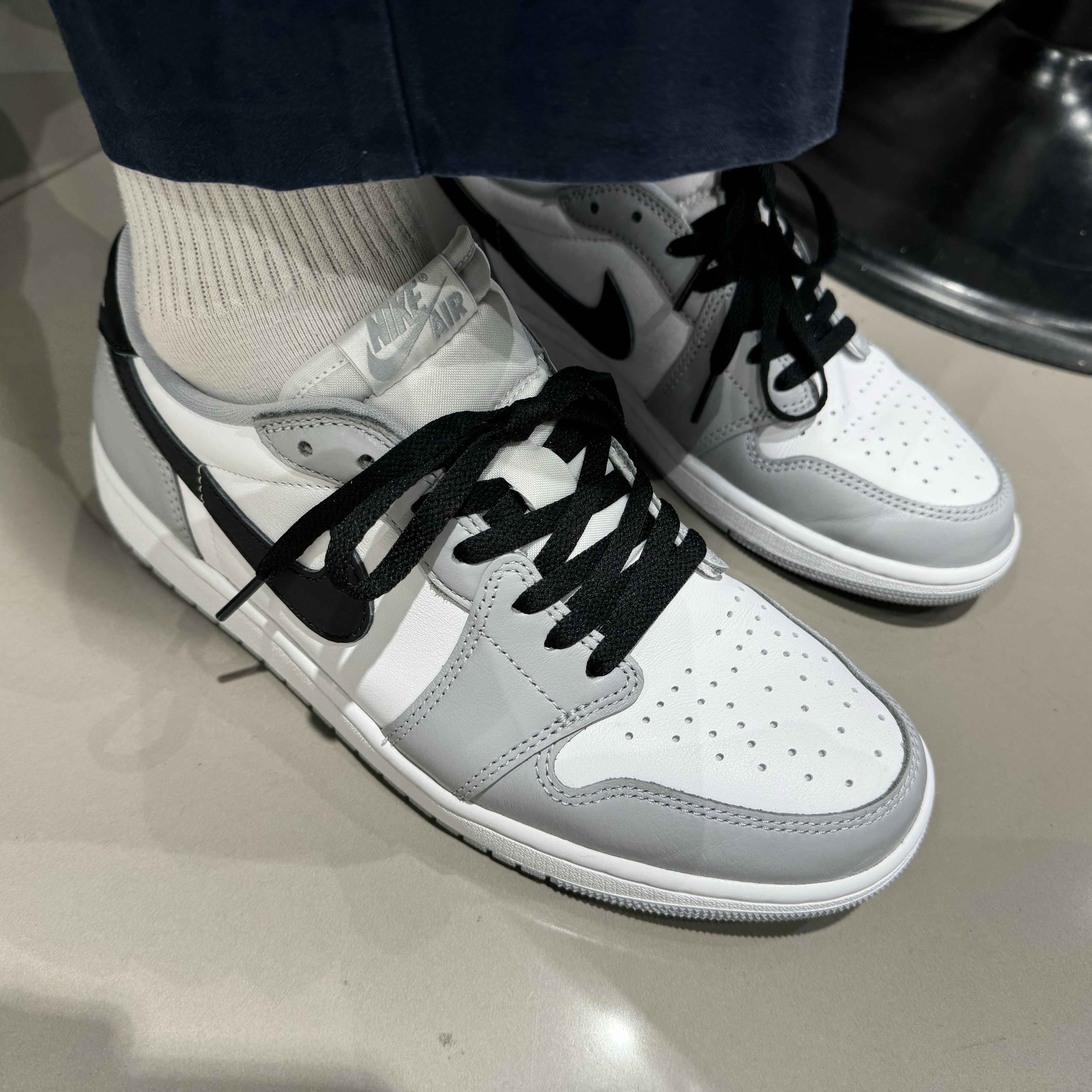 Jordan 1 Retro Low OG Wolf Grey and White 착용 스타일 - 1
