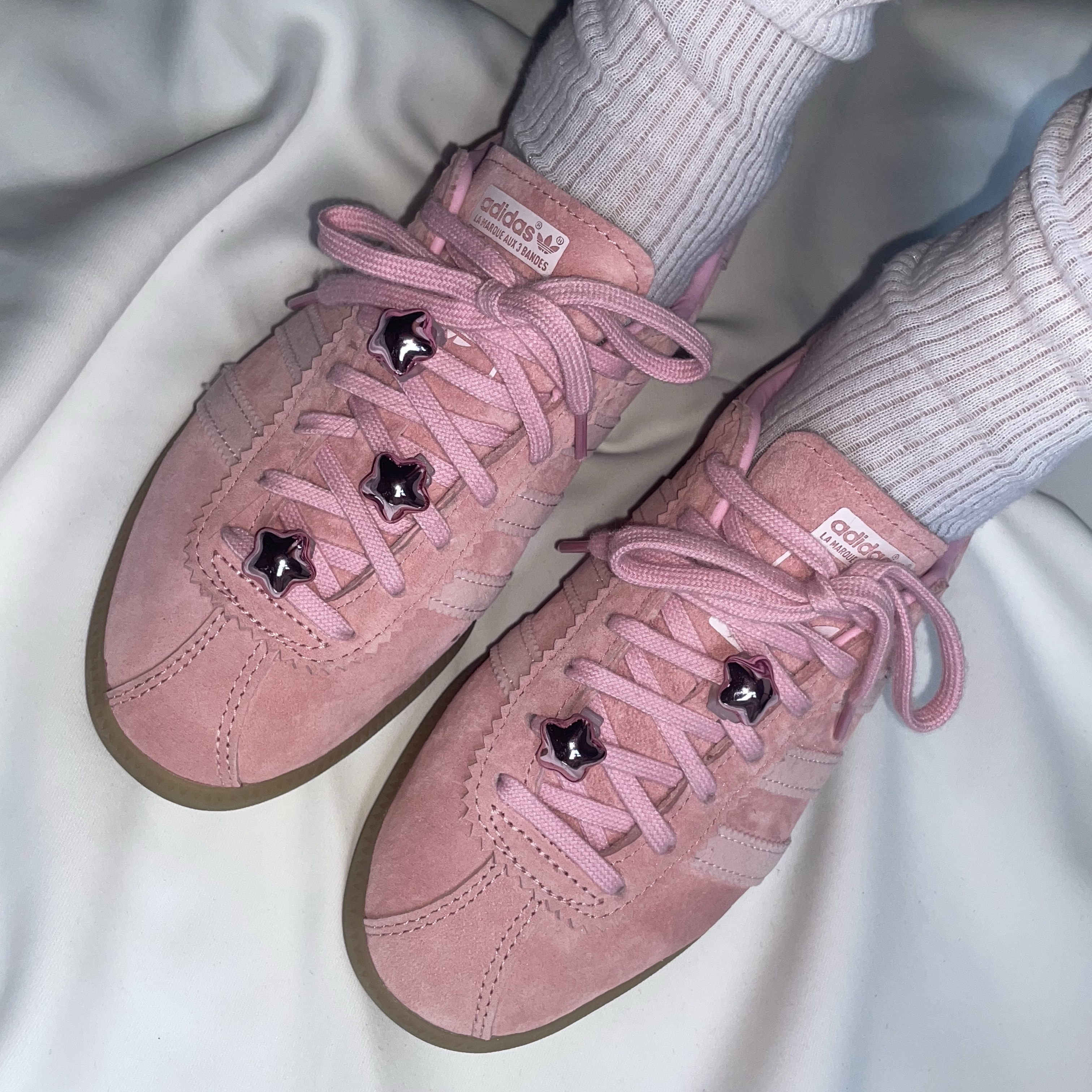 Adidas Bermuda Glow Pink 착용 스타일 - 1
