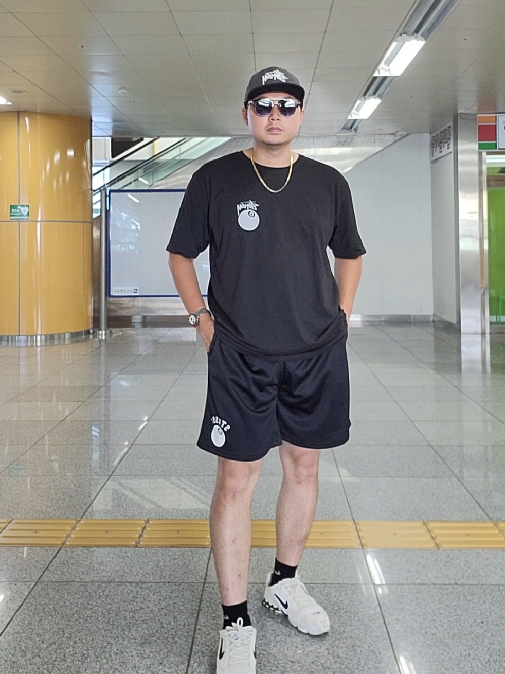 Stussy 8 Ball Mesh Shorts Black, Stussy 8 Ball Pigment Dyed T-Shirt Black 착용 스타일