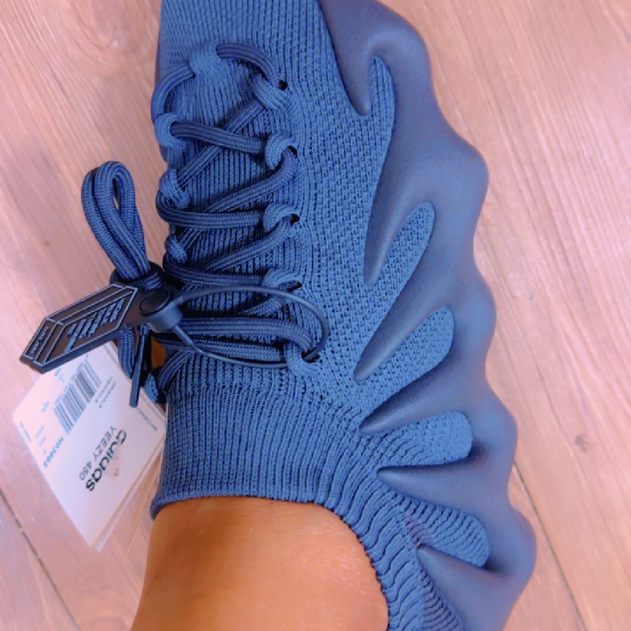 Adidas Yeezy 450 Utility Black 착용 스타일 - 5