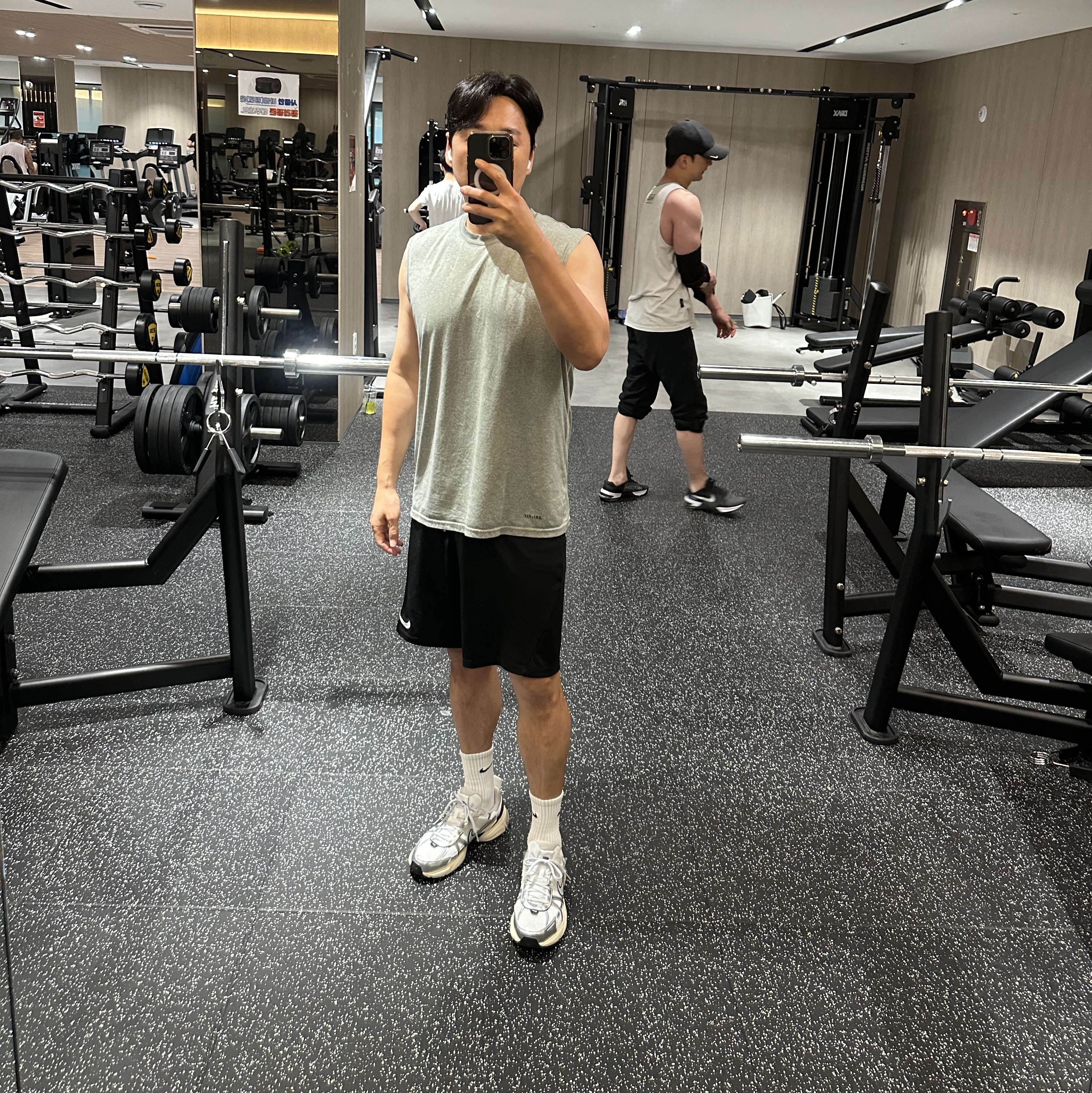 Nike V2K Run Summit White Metallic Silver 착용 스타일