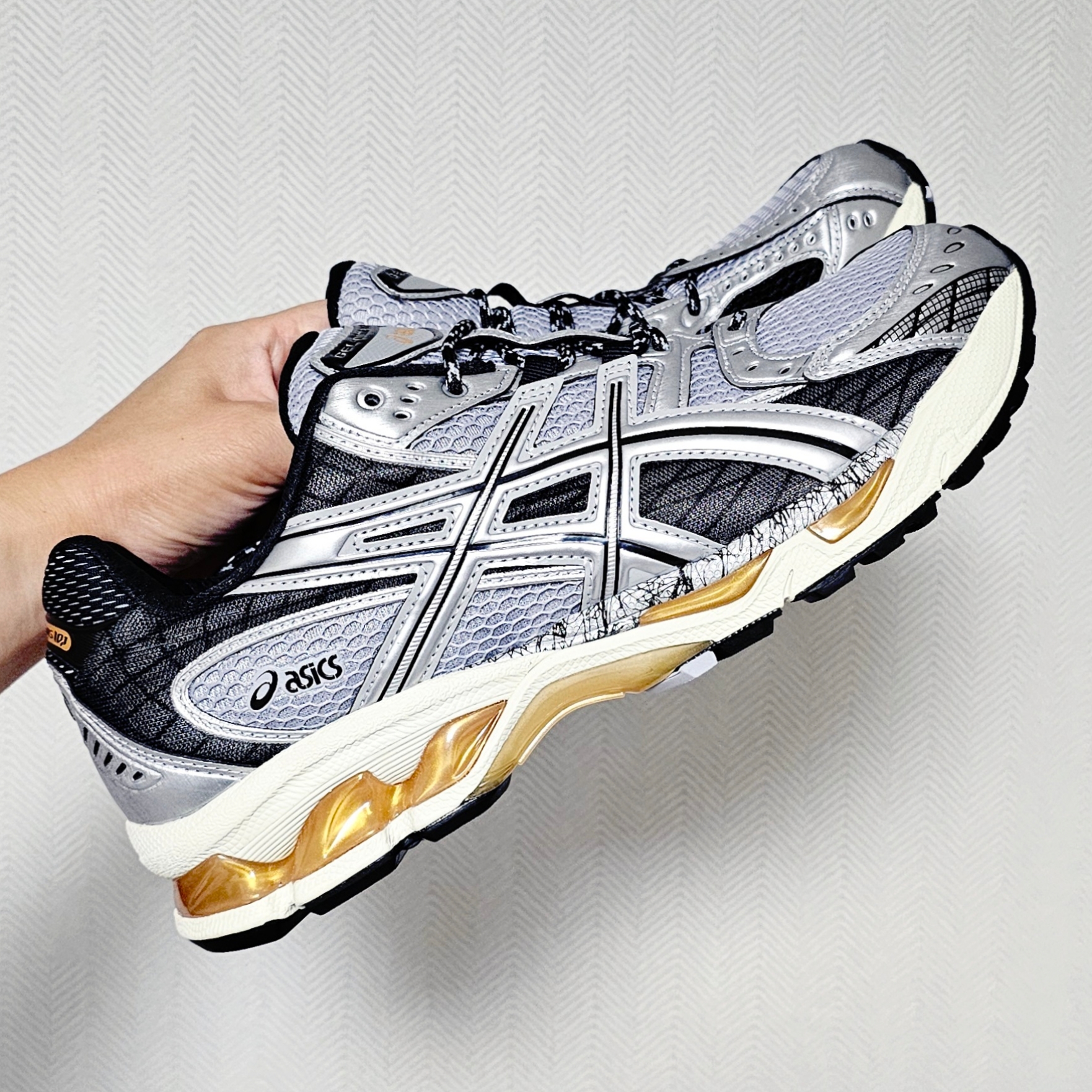 Asics Gel-Nimbus 10.1 Piedmont Grey Pure Silver 착용 스타일