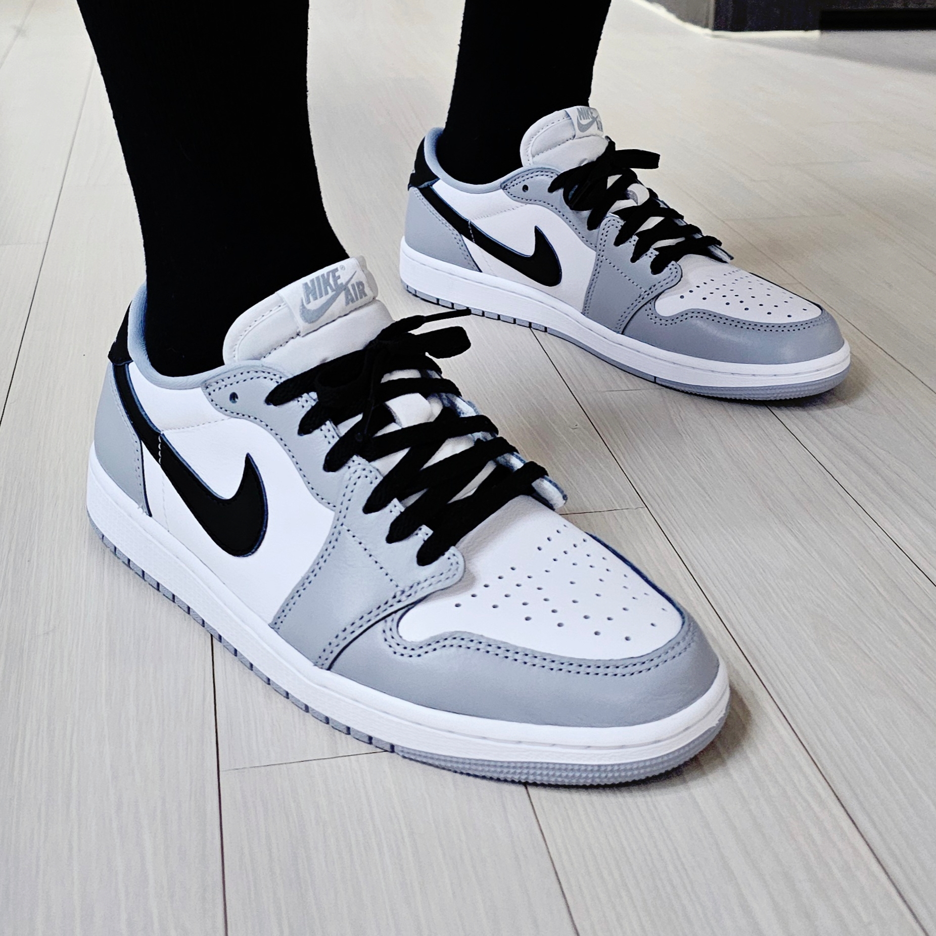 Jordan 1 Retro Low OG Wolf Grey and White 착용 스타일 - 3
