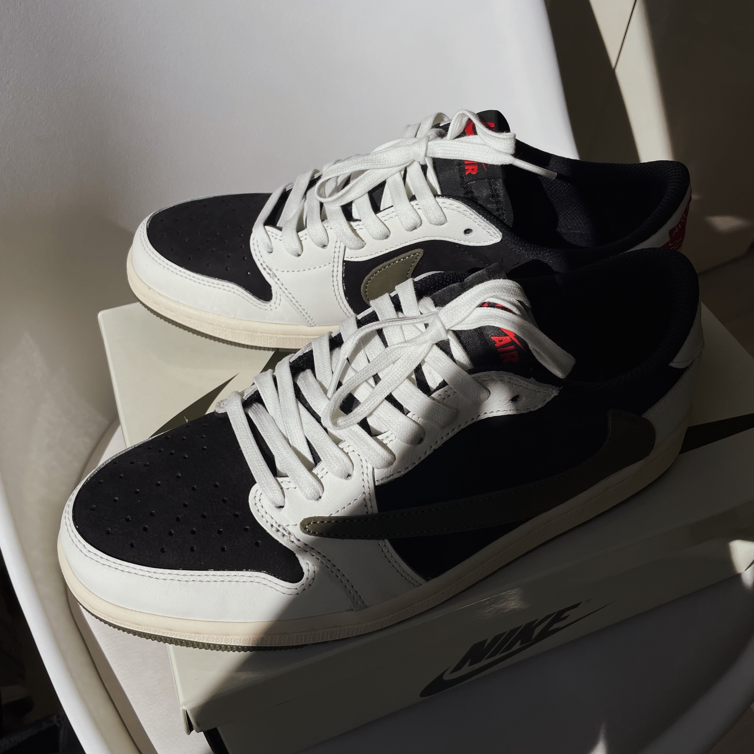 (W) Jordan 1 x Travis Scott Retro Low OG SP Medium Olive 착용 스타일 - 1