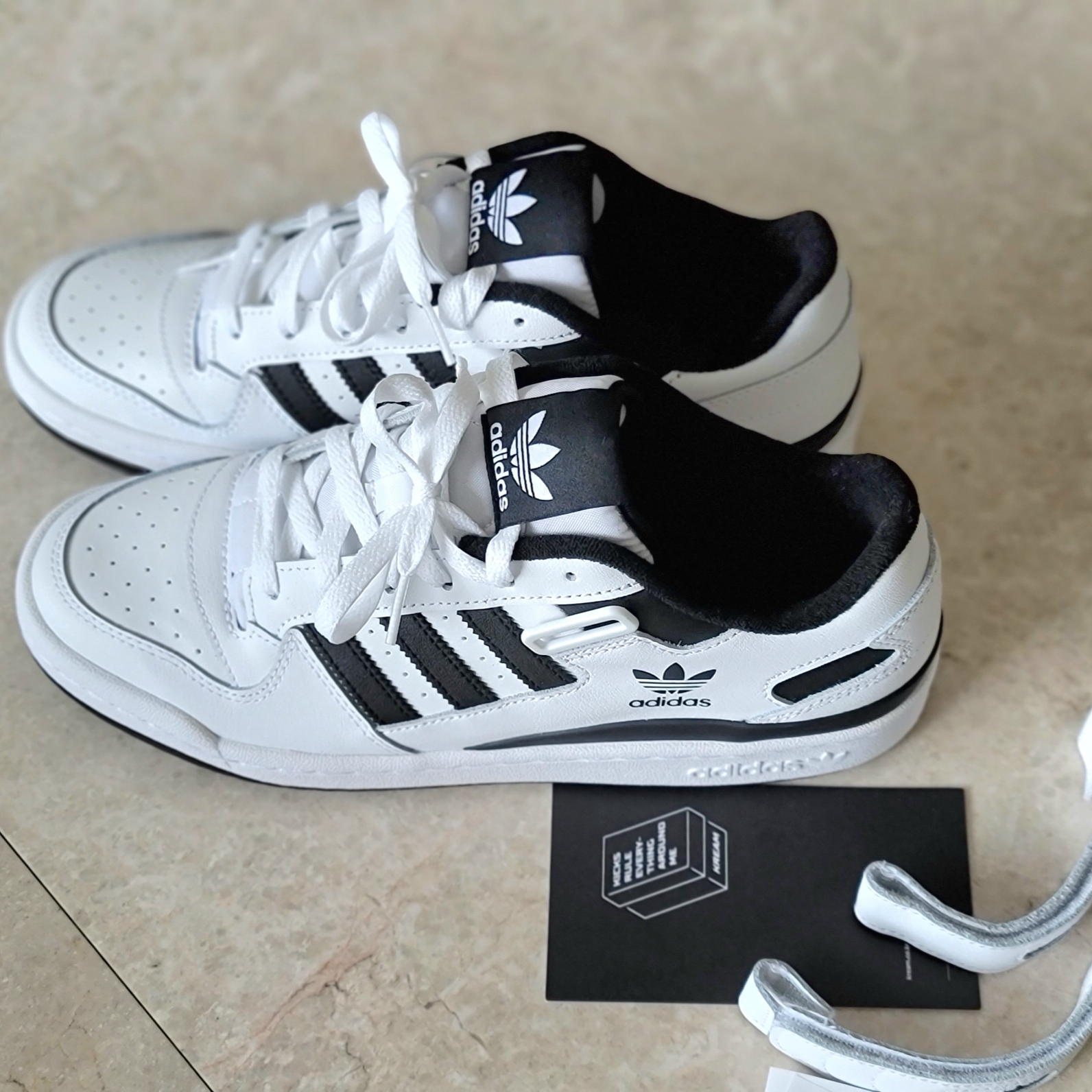 Adidas Forum Low White Black 착용 스타일 - 2