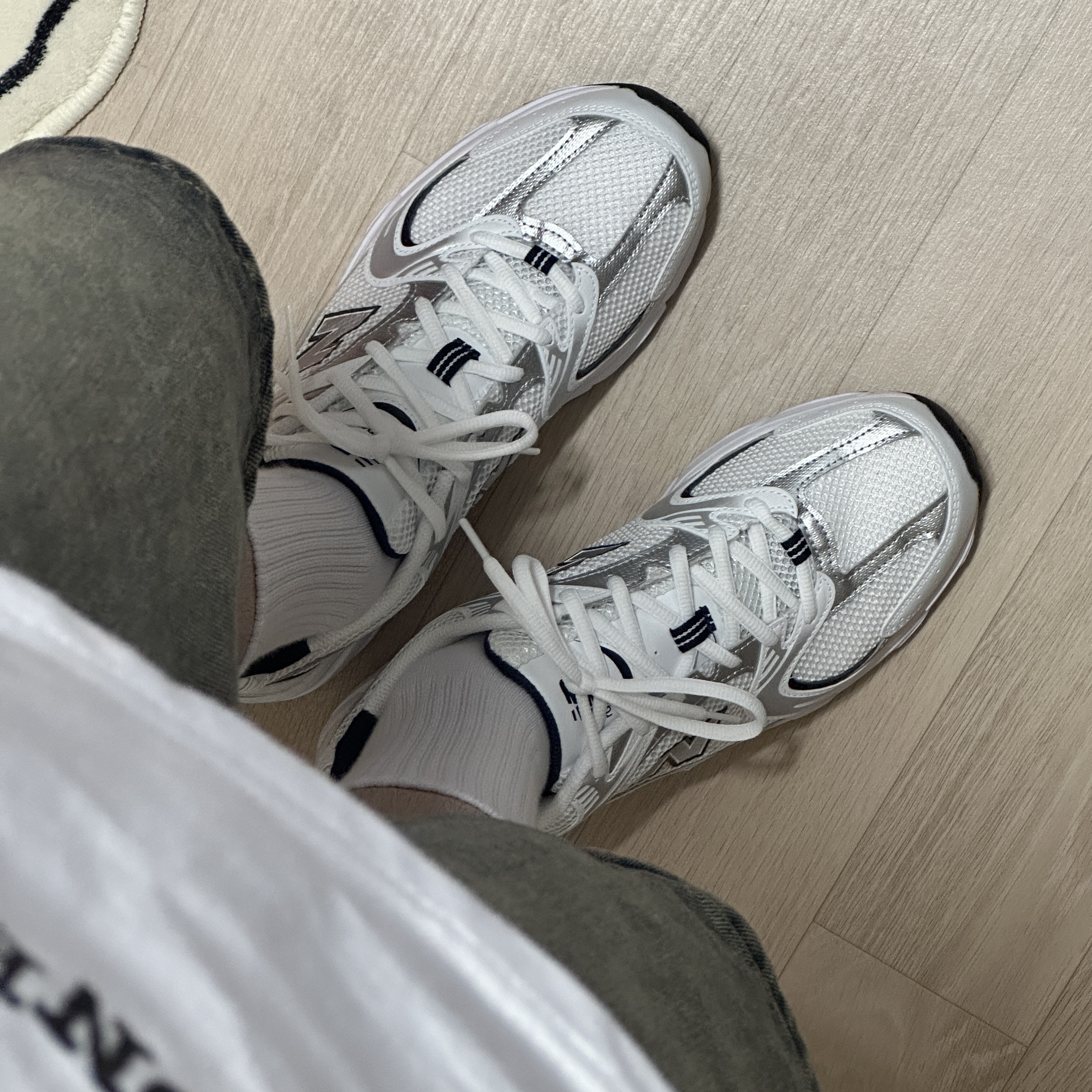 New Balance 530 White 착용 스타일