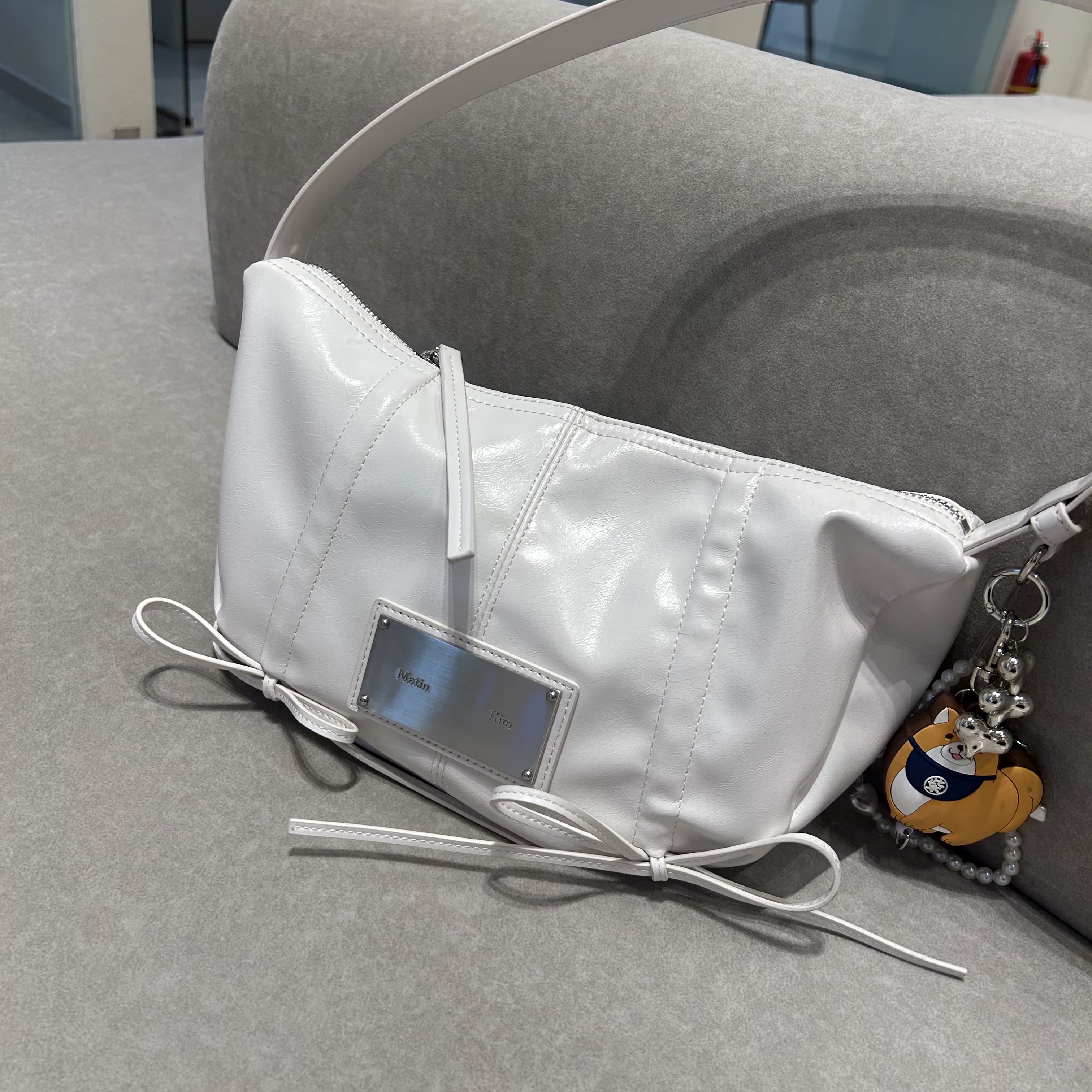 Matin Kim Half Shirring Ribbon Round Bag Ivory 착용 스타일