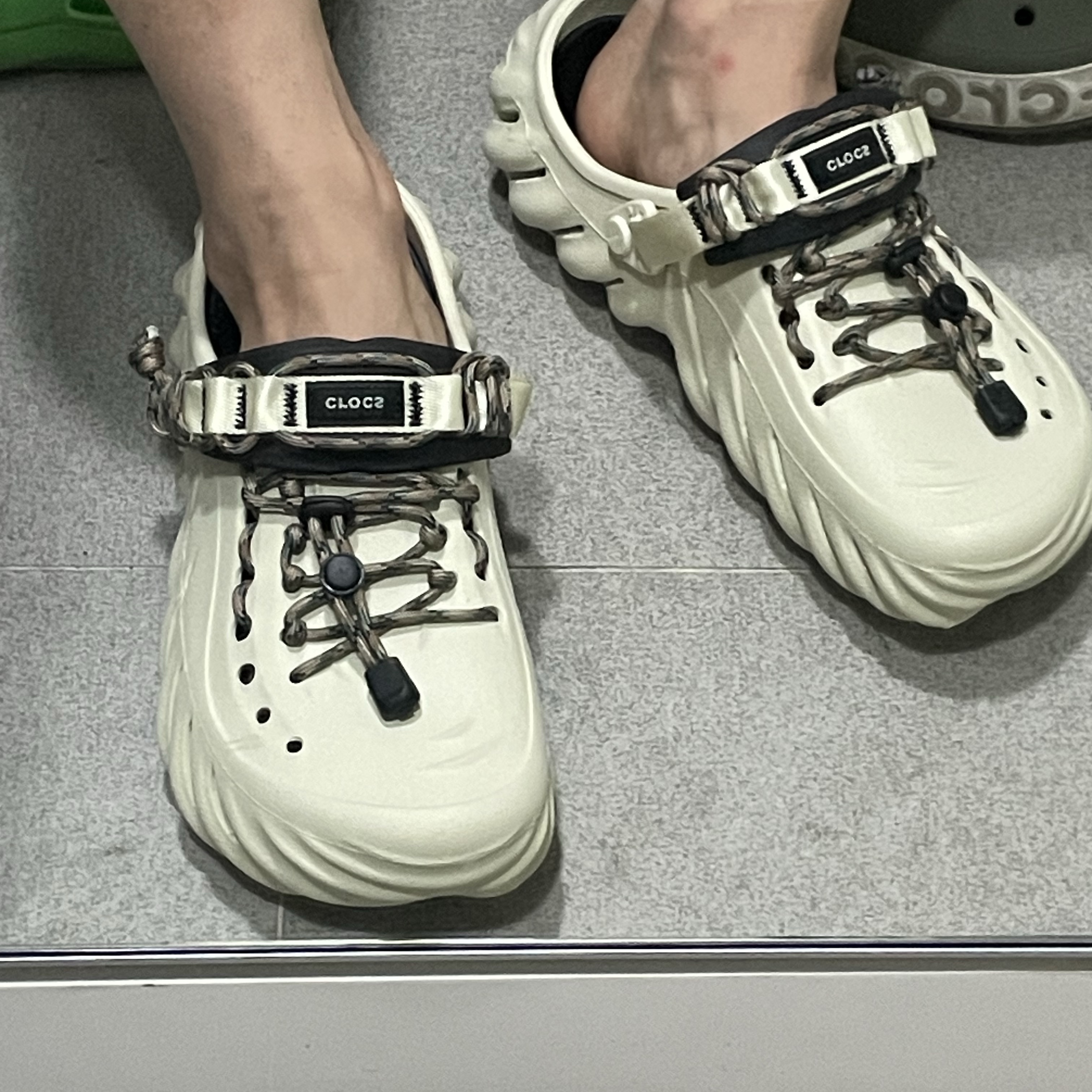 Crocs Echo Clog Bone Black 착용 스타일 - 2