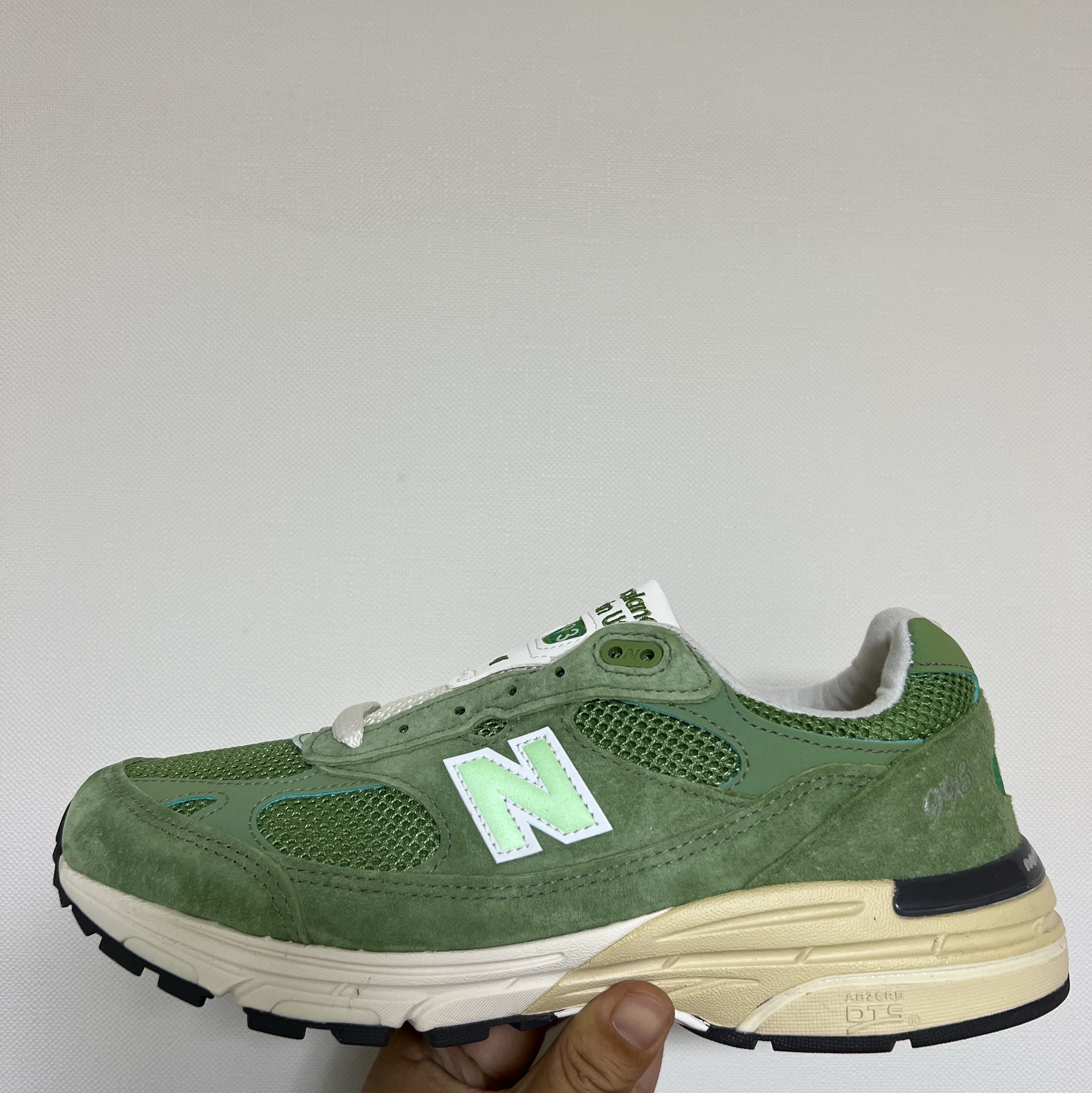 New Balance 993 Made in USA Chive Sea Salt 착용 스타일 - 1