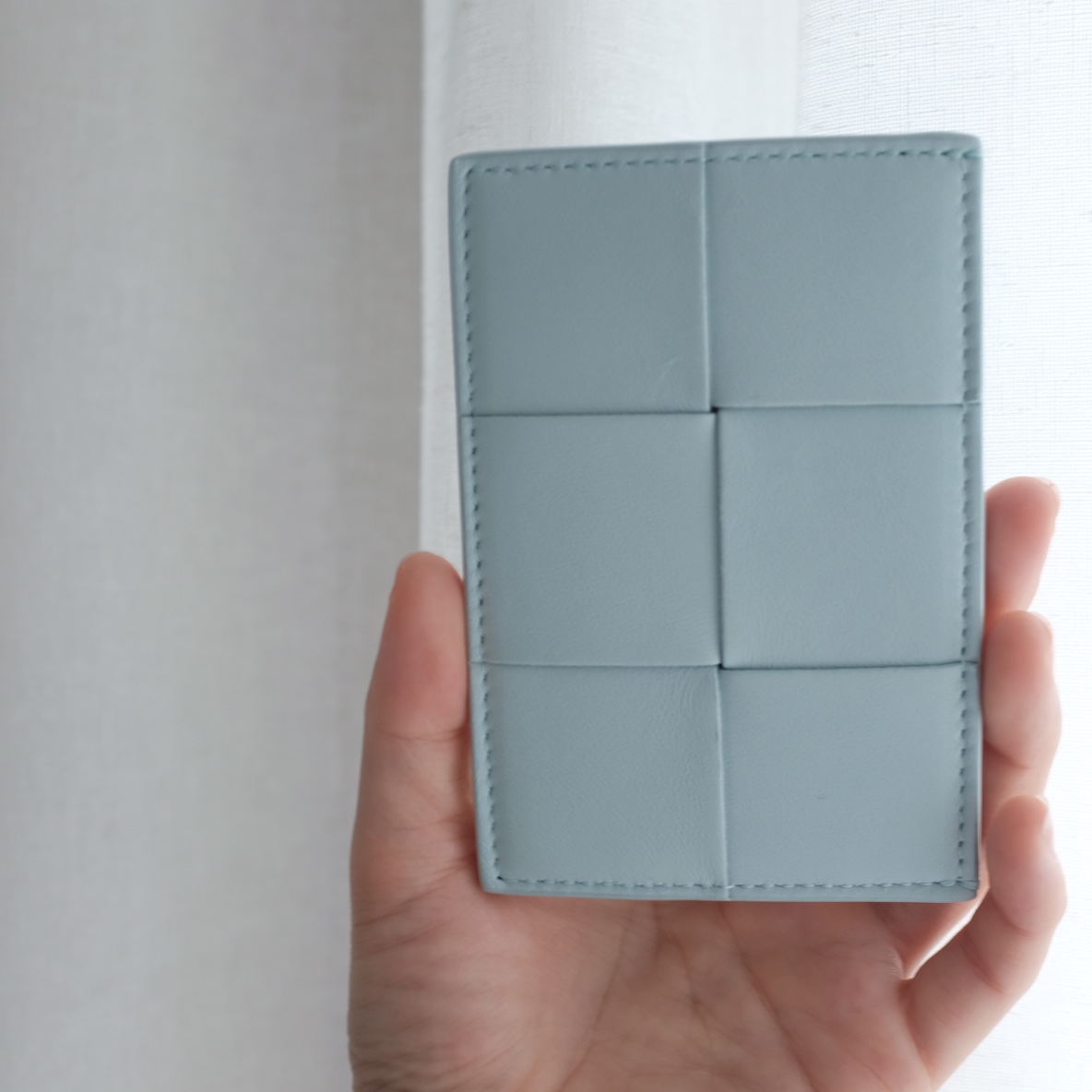 Bottega Veneta Leather Credit Card Case Teal Washed 착용 스타일 - 1