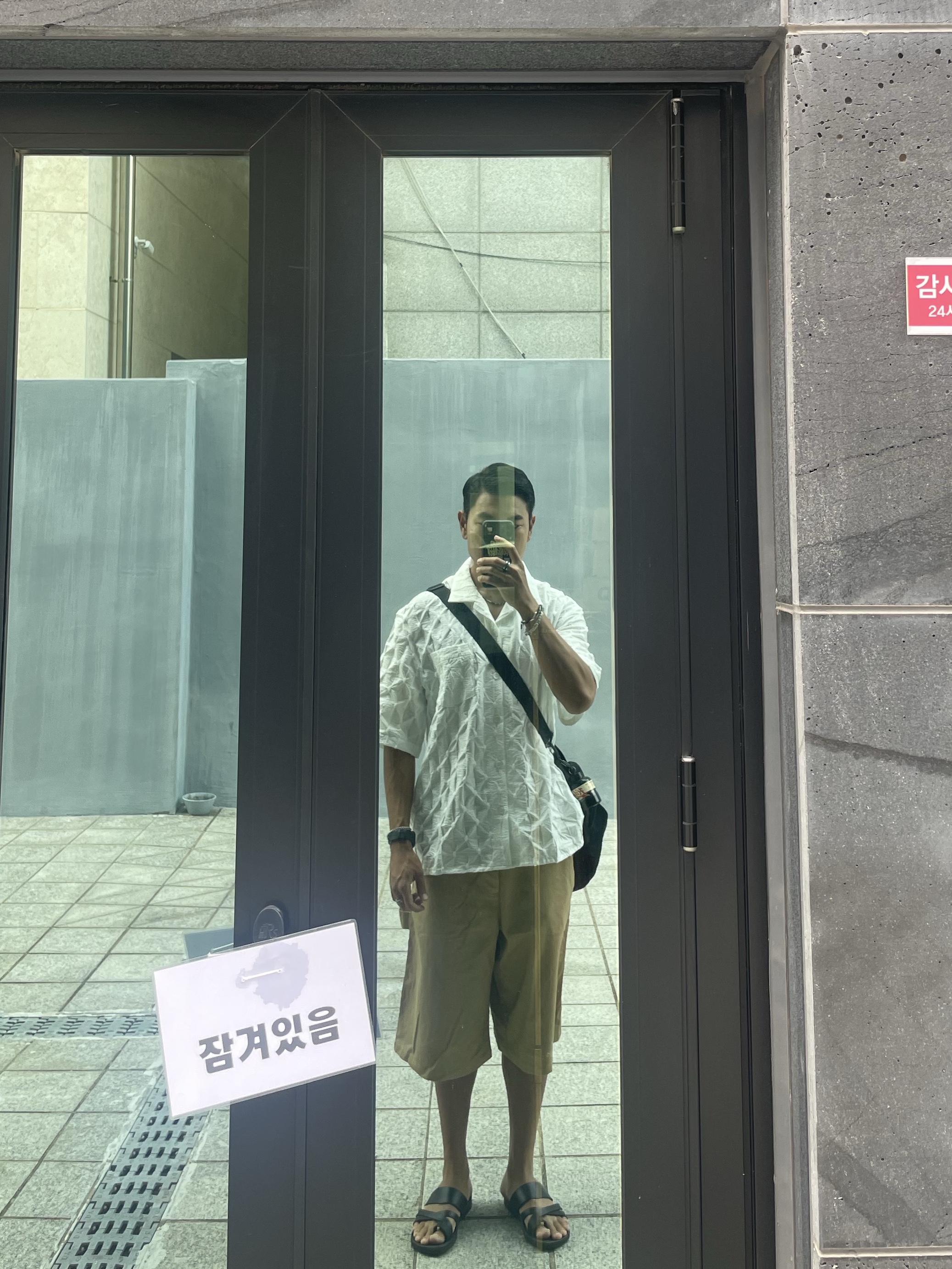 [KREAM 단독] STU Embroidery Bumpy Shirt White, Jerusalem Sandals No.8 The Good Shepherd Black 착용 스타일