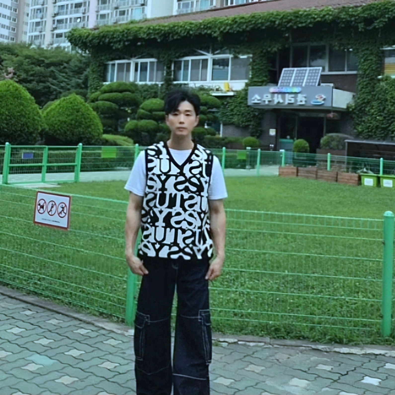 Stussy Stacked Sweater Vest Ivory, True Religion x KIRSH Stitch Point Denim Cargo Pants Blue Denim 착용 스타일 - 1