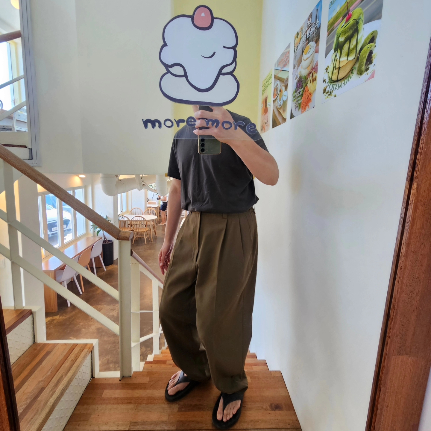 Oofos OOriginal Black, Uniqlo x Marni Wide Fit Pleated Trousers Olive 착용 스타일 - 1