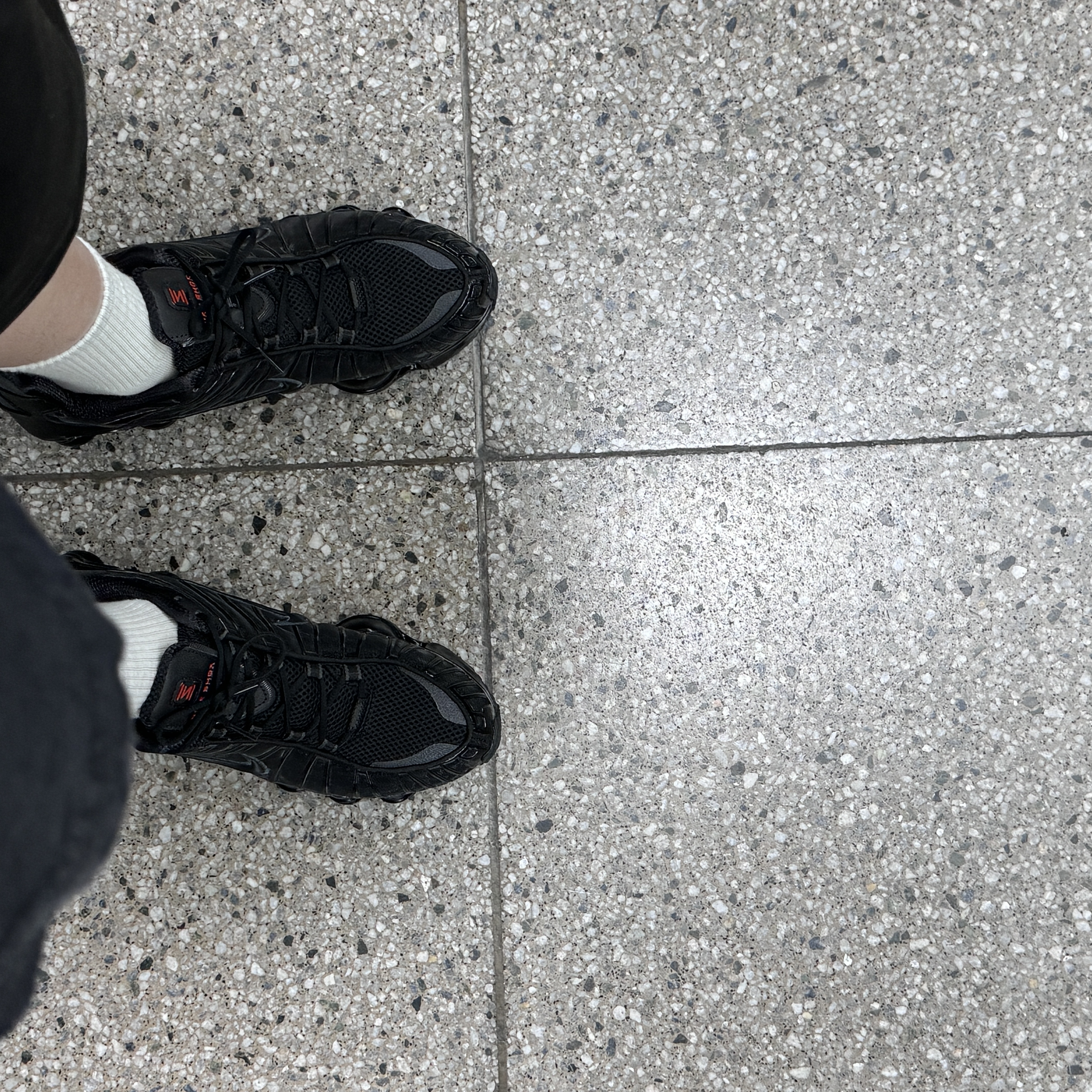 (W) Nike Shox TL Black and Max Orange 착용 스타일 - 2