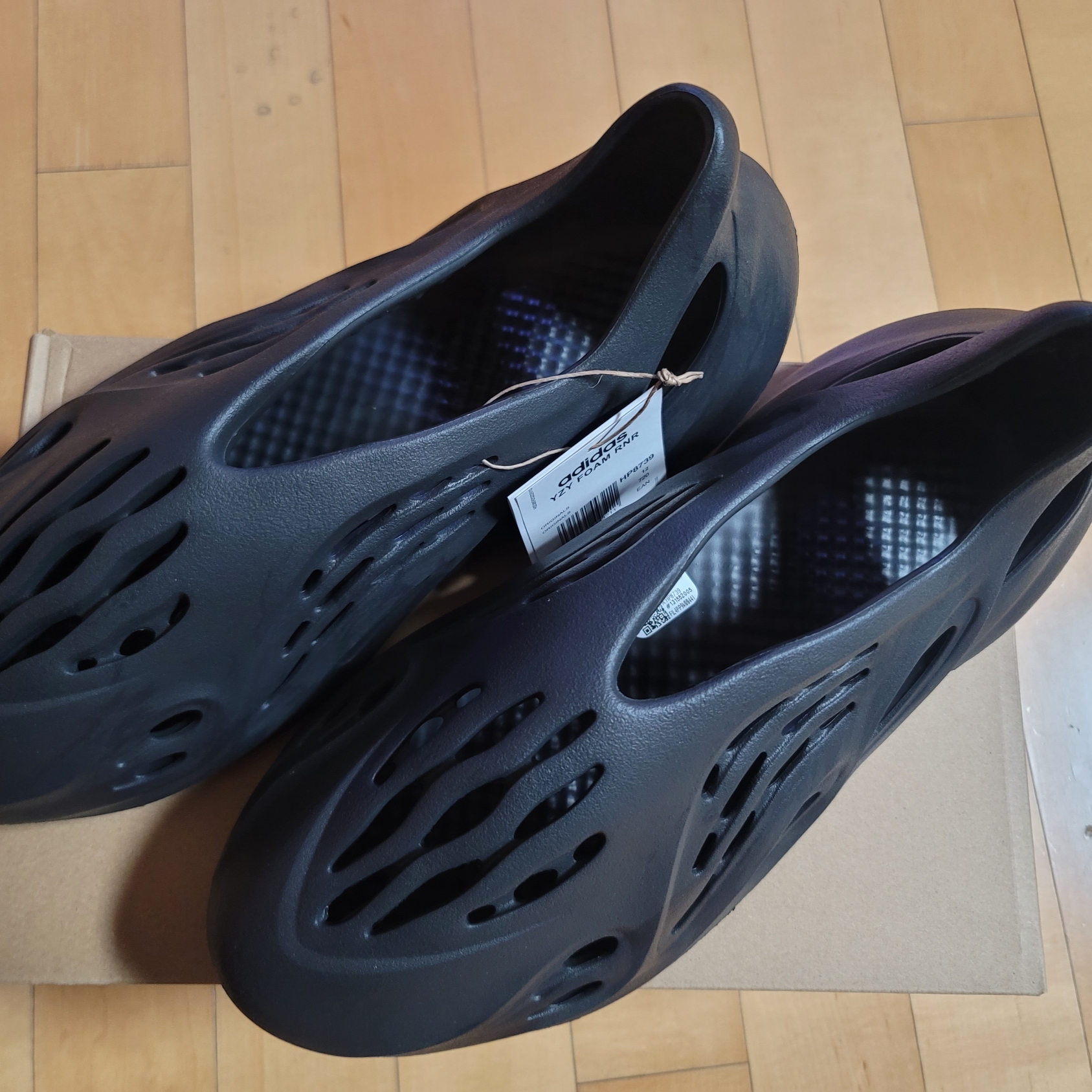 Adidas Yeezy Foam RNNR Onyx 착용 스타일 - 2