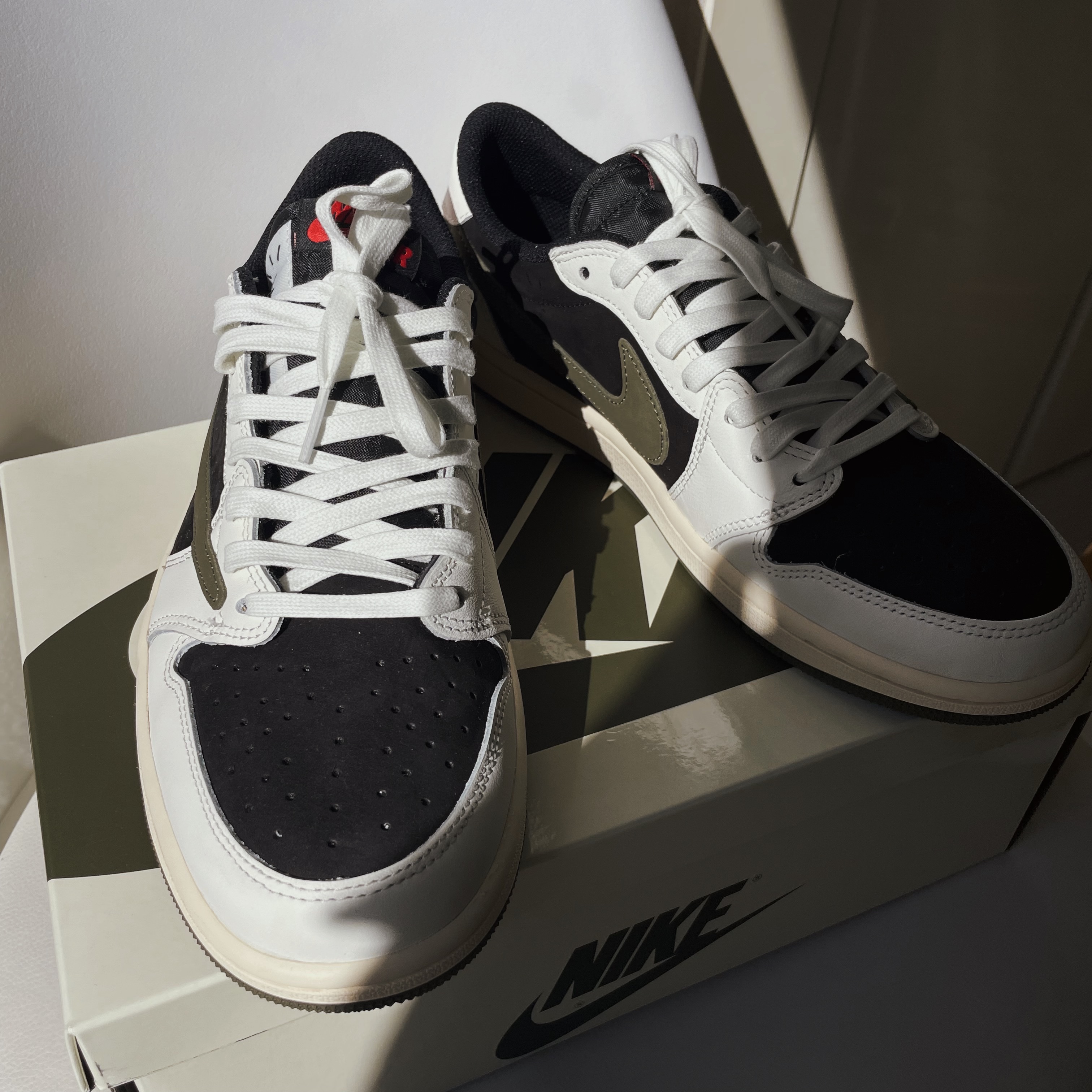 (W) Jordan 1 x Travis Scott Retro Low OG SP Medium Olive 착용 스타일 - 4